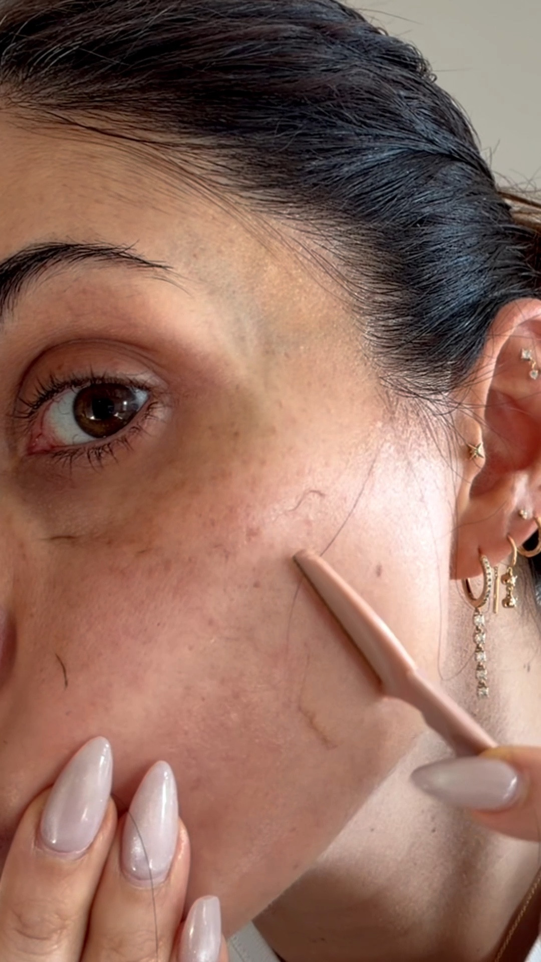 New year new skin ✨ 

Washed with a gentle cleaner, then serum, then dermaplaning, wash again with water and applied light makeup afterwards. No filter needed. 

Using @shesvanity hydrating face serum 



#LTKwinter #LTKhome #LTKbeauty