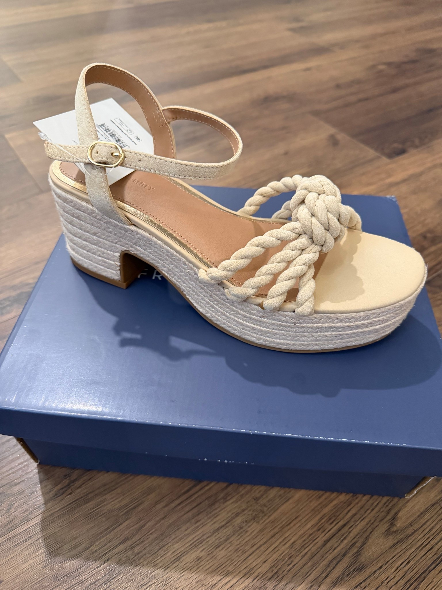 New arrival these Walmart shoes they come in this platform, which you know are my very favorite shoes ever and then also a flat which I linked here too. I ordered the flat in the navy. TTS 