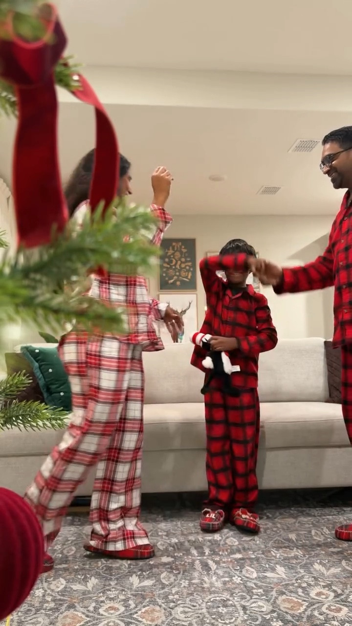 #ad A cozy little way to add magic to the holidays — matching family slippers for Mama Bear, Papa Bear & Lil Bear from @Dearfoams. Find them on @amazon, also linked in my bio🐻✨ 

#DearfoamsHoliday #MyDearfoams