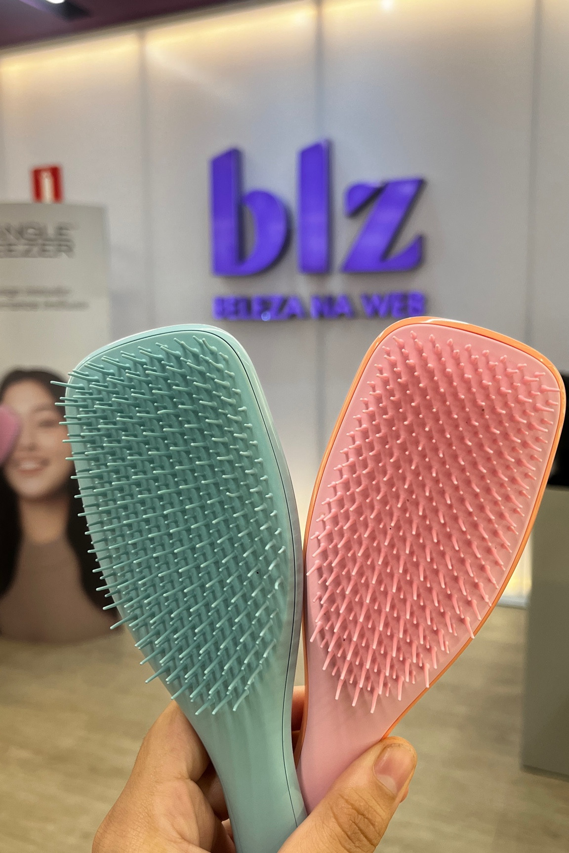 iguais mas diferentes: a azul é pra cabelos finos e frágeis já a rosa é pra cabelos grossos 👩‍🦱

#LTKbeauty #LTKbrasil