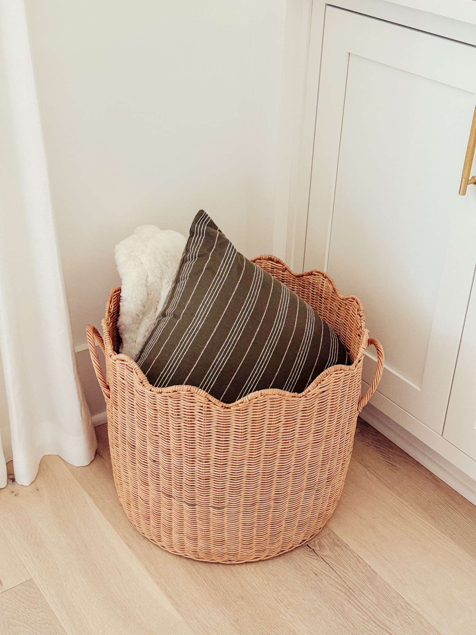There’s just something about a few simple pieces that can completely change the feel of a room. 🤍 I put this little trio together from Target, and I’m obsessed with how much warmth, texture, and personality it adds to my space.
The best part? Every piece is budget-friendly, looks far more expensive than it is, and fits right into that cozy, elevated aesthetic that Target has been absolutely nailing lately. If you’re looking for an easy home refresh without spending a fortune, this trio is such a good place to start. Linked everything here! ✨

#LTKHome #LTKSaleAlert #LTKOver40