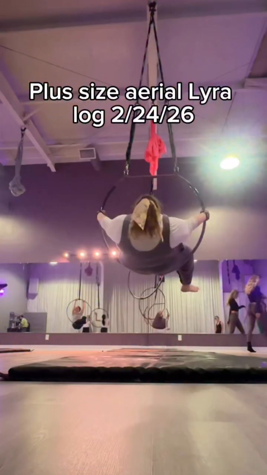 A clunky flow but a flow nonetheless. For my plus size hoopers how do we deal with the legs running into my stomach bc this is making me sooooo slow and non fluid. I’m not hyper mobile. I’m actually the opposite and arthritic making flexibility harder for me in general. My belly stays in the way which is fine in normal setting but in the hoop it’s driving me nuts. Any advice appreciated. Maybe I need compression on bottom to make it at least smoother to glide my legs across it??? Anyways this was the most productive flow and series of moves I’ve had in a while. 

🔗Outfit is old but if you comment Kimmy I’ll send a look alike that’s available right now! 🔗