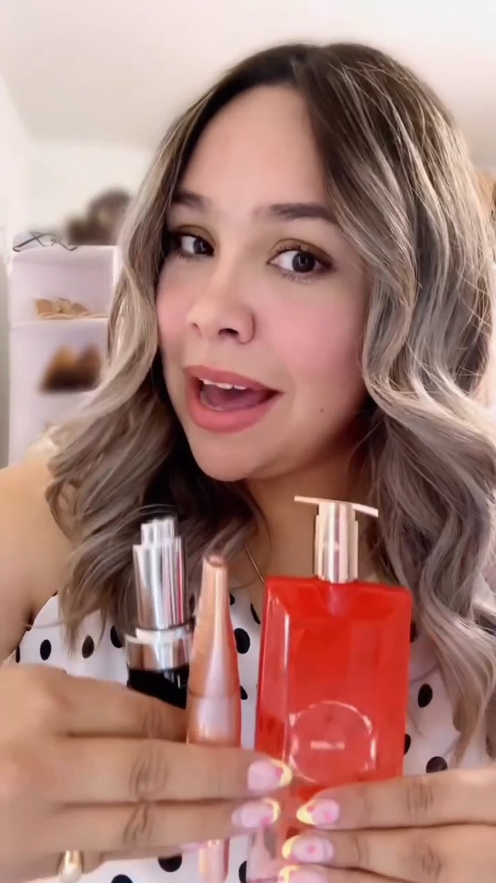 Rutina de 5 minutos para verme arreglada 🤍✨ @lancomeofficial #LancomeAmbassador

Últimamente solo quiero verme arreglada sin pensar demasiado… y esta rutina me salva 🤍✨
Estos productos me los envió Lancôme y honestamente sí hacen diferencia.
Génifique deja mi piel con glow ✨
Curl Goddess levanta las pestañas al instante 😍
Y Peach N’ Roses huele deli 🌸
Rápido, simple y me hace sentir bonita sin esfuerzo 🤍
¿Eres de rutinas rápidas o completas? 👇✨
#LOrealistar #LancomeEssentials #GRWM #RutinaDeBelleza PielLuminosa BeautyRoutine MomLifeBeauty MakeupNatural GRWM Rutina de 5 minutes Lancome

#LTKgrwm #LTKselfcare #LTKBeauty
