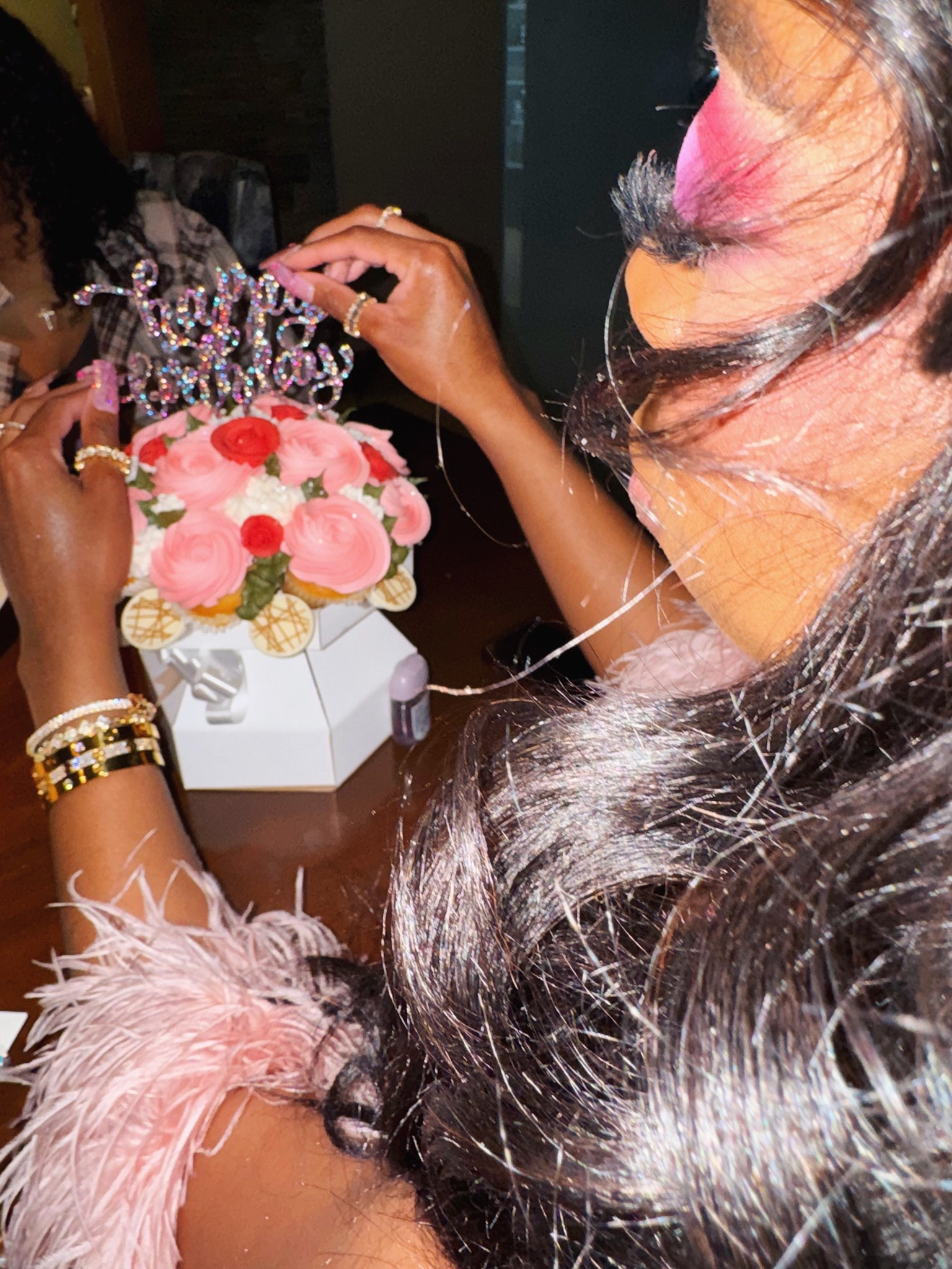 How cute is this floral cupcake bouquet that I got from Walmart?! I asked for pink flowers, and edible glitter. It was such a cute alternative to a regular birthday cake 👑🎂✨


#LTKdayinmylife