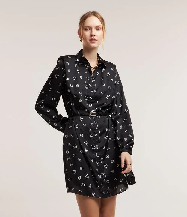 Vestido Chemise em Crepe com Ombreiras e Estampa Corações Preto | Renner (BR)