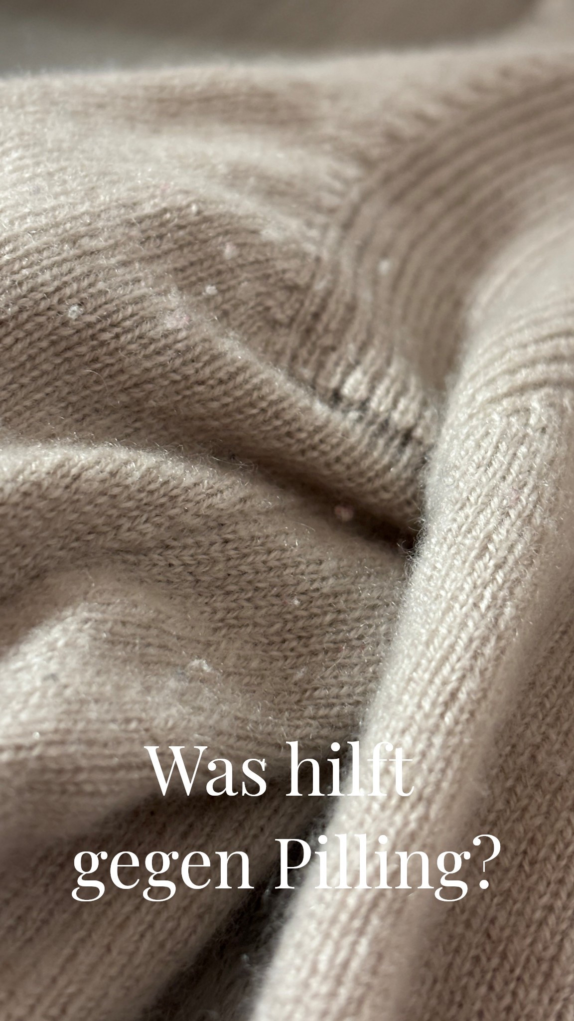 Pilling ist die Bildung kleiner Knötchen und Fusseln auf der Oberfläche von Textilien, die durch Reibung beim Tragen oder Waschen entstehen, wenn sich Fasern lösen und verfilzen. Es tritt häufig an stark beanspruchten Stellen wie Ärmeln oder Bündchen auf. Aber mit den richtigen Geräten kannst du die Knötchen einfach entfernen!