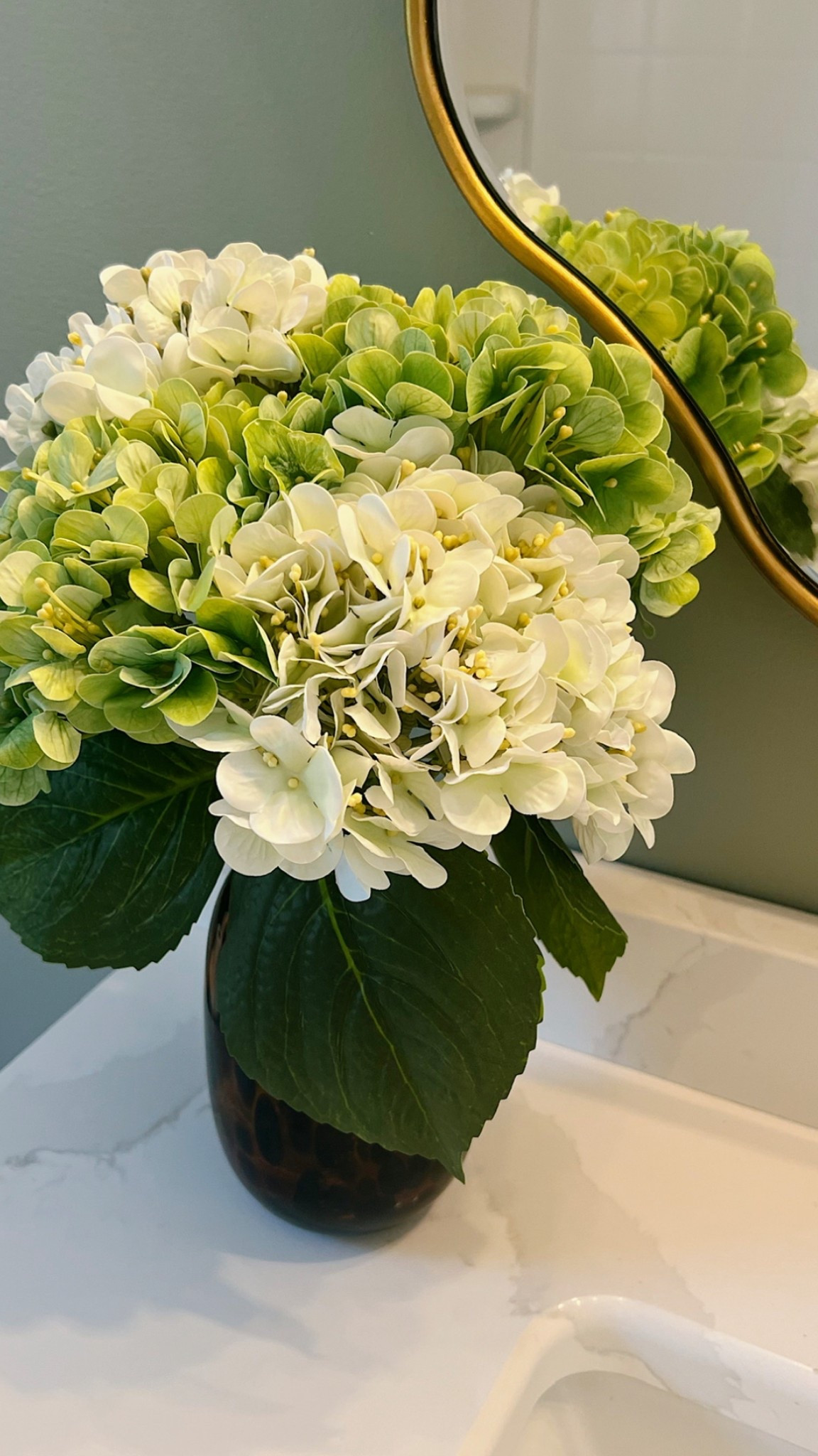 My favorite faux hydrangeas are on sale right now! 🤍💚