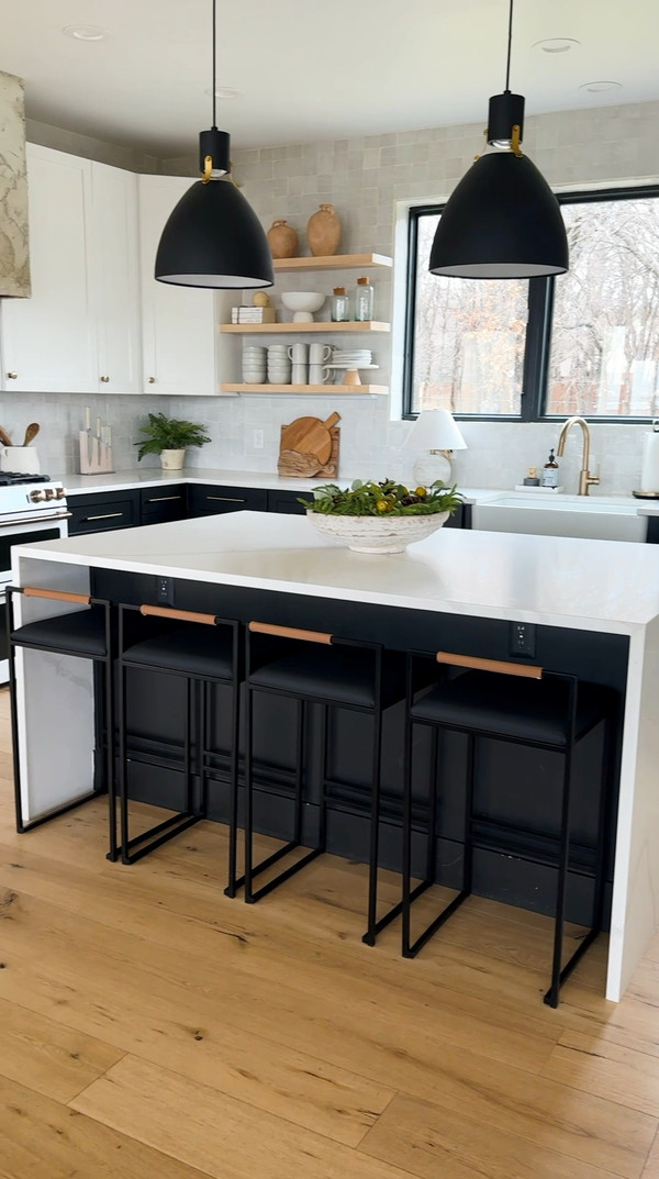 Modern kitchen inspo in here featuring our favorite barstools from By Crea!