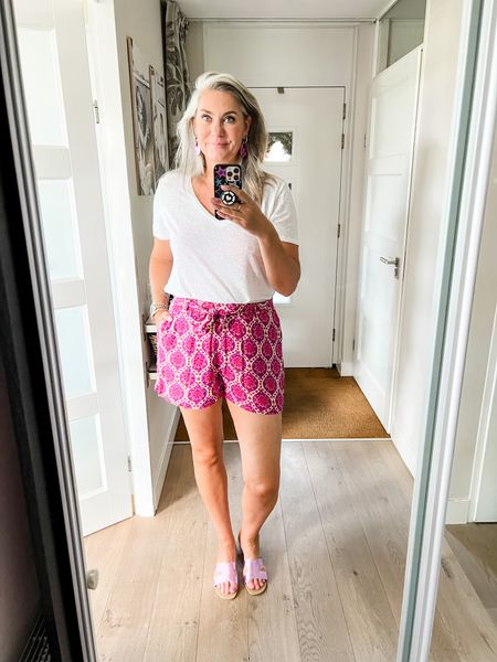 Outfits of the week

A white linnen t-shirt with a low cut v-neck (L) paired with patterned short shorts (Shoeby) and lilac metallic sandals. 

Did you know a red bra is the best option under white?

#LTKeurope #LTKstyletip #LTKunder50