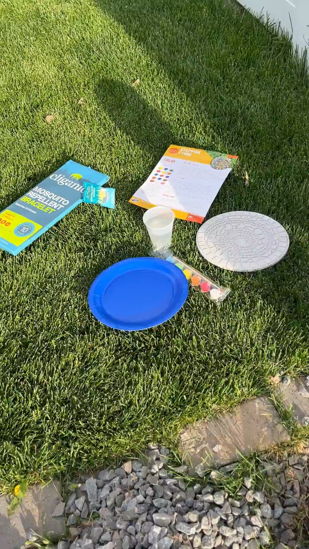 Summer backyard/outdoor art projects for kids 👦🌸🎨

We’re painting this steppingstone for our fairy garden 🧚