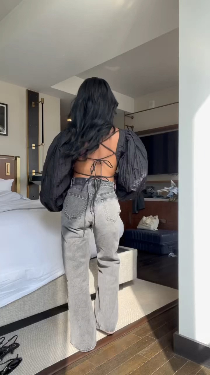 Crop backless top with puff sleeves, grey Abercrombie loose fit jeans

#LTKstyletip #LTKCon