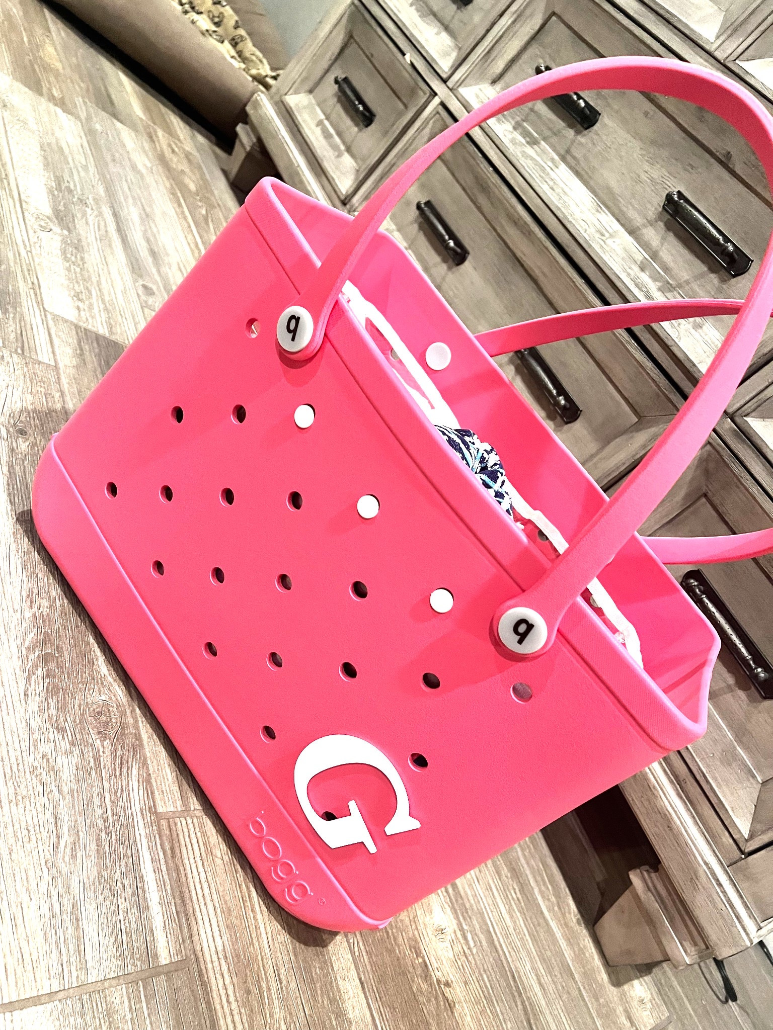 One of my best friends talked me into getting a Bogg bag about a year ago and I use this thing all the time!! Perfect for the beach, boat rides, kids sporting events, tossing things in because you have a lot of stuff to carry 🙋🏻‍♀️, etc etc!! 

My sister is on the fence about buying one so I took these pictures and video for her ☺️