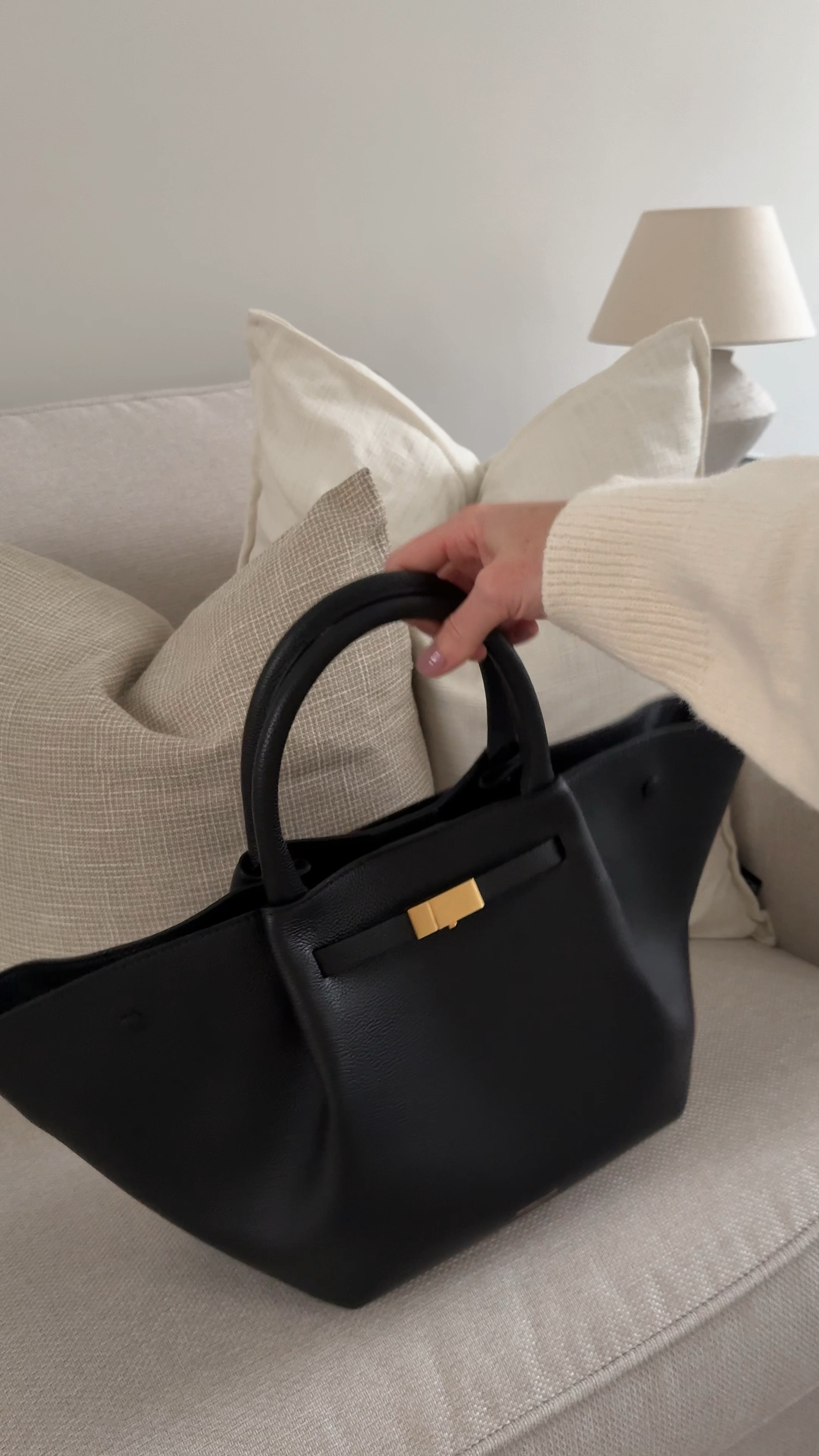 Demellier London Midi New York in Black small grain 🖤#demellier #demellierunboxing 

#LTKluxury #LTKwinter #LTKbag