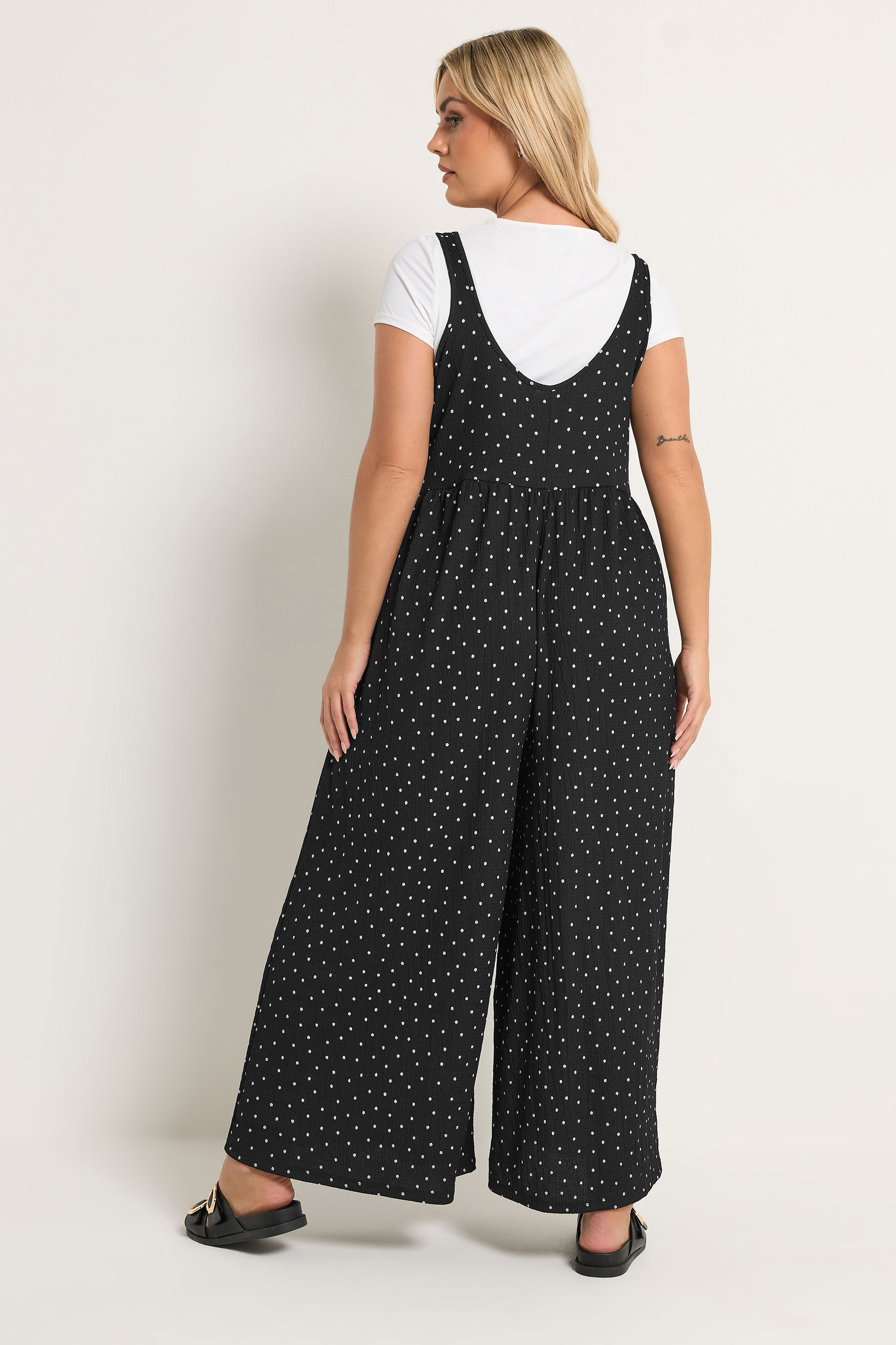 YOURS – Strukturierter schwarzer Jumpsuit mit Pünktchenmuster, große Größen | Yours Clothing DE