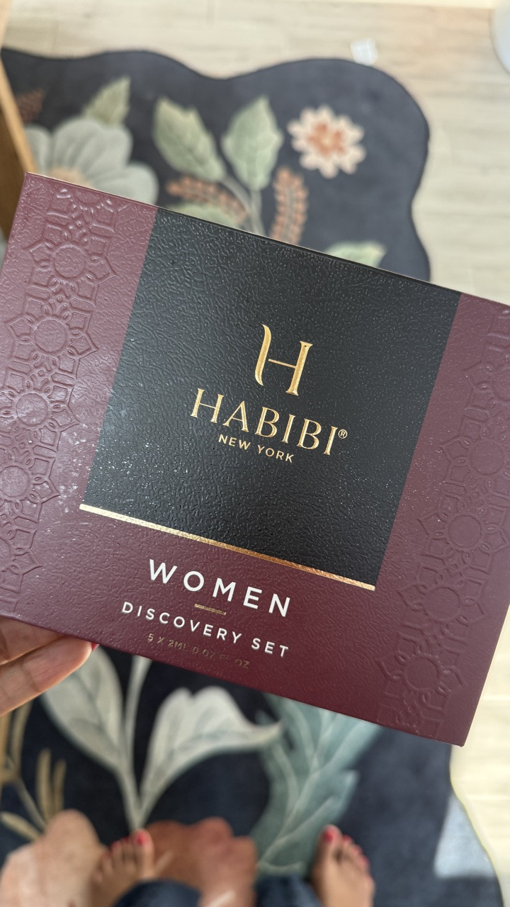 OK so we’re on Day 2 of me trying to figure out my 13 year anniversary fragrance and today I’m trying Unspoken Love by @habibinewyork 

This one feels very delicate and ever so slightly fresh on the floral side.

There a nice burst of sweet crisp fruit on the open Thai leaf into a soft, slightly creamy and fresh floral bouquet and dries down into a sweet slightly creamy musk.

This screams spring romance in the park and I like those vibes, so it might just make the running.

I’m going to wear it for the day and see how it performs, and we’ll come back tomorrow to see how Rose Amor does because I’ve got my eye on her too.

I told my hubby he needs to find a fragrance to and he’s down for the cause, he likes the idea a lot too so this weekend we’ll likely get to narrow it down and place our orders.

I’ll keep you posted, see you on tonight live friend! 

#habibiny #magnoliaperfume #floralperfume #romanticperfume