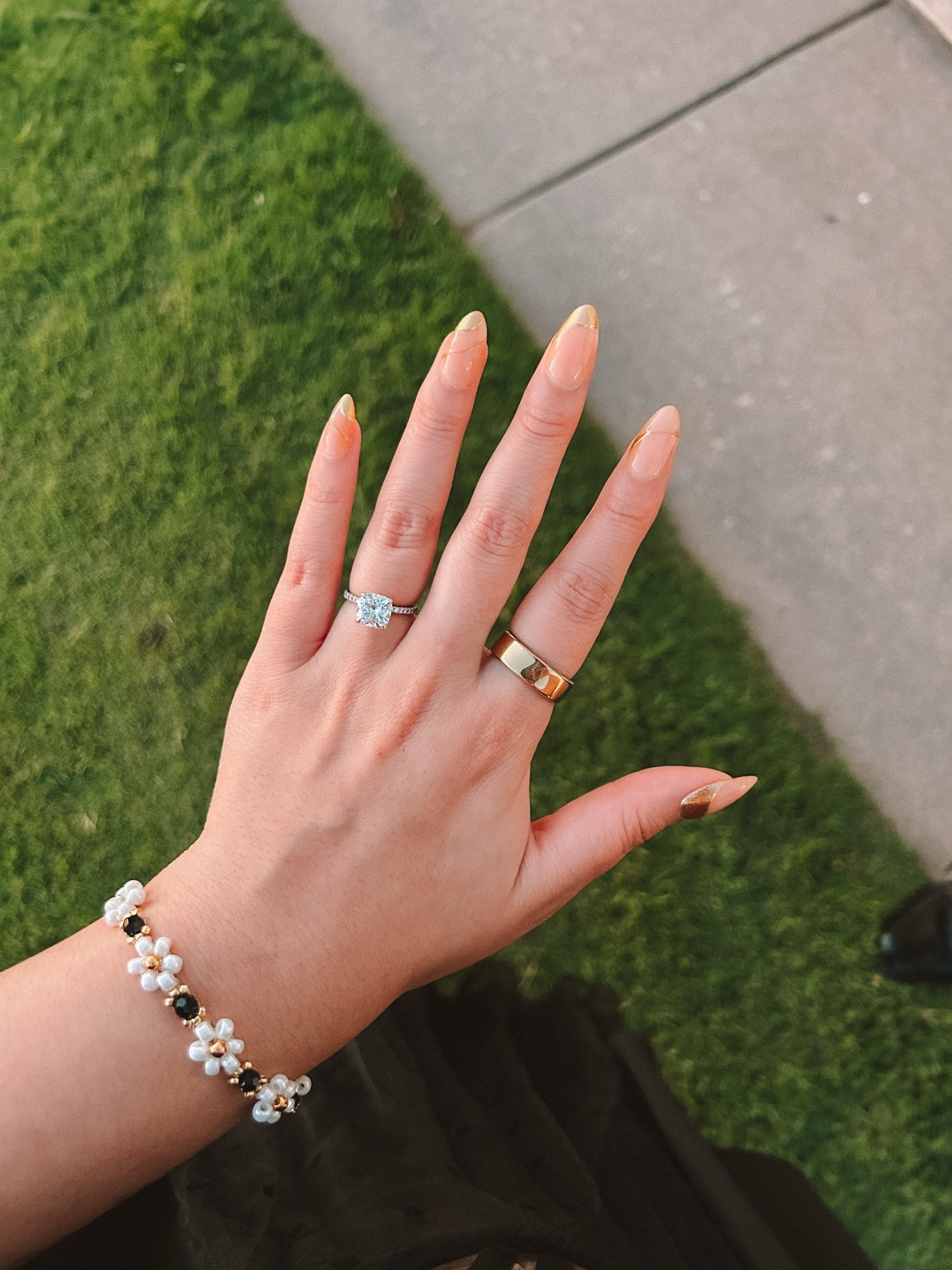 If “save the date” was a nail set ✨💌 these nails from @glamnetic are perfect for wedding season 🤩 This set has been with me to TWO weddings this month. 🤍

#glamneticpartner #pressonnails #weddingseason #weddingnails #nailinspo