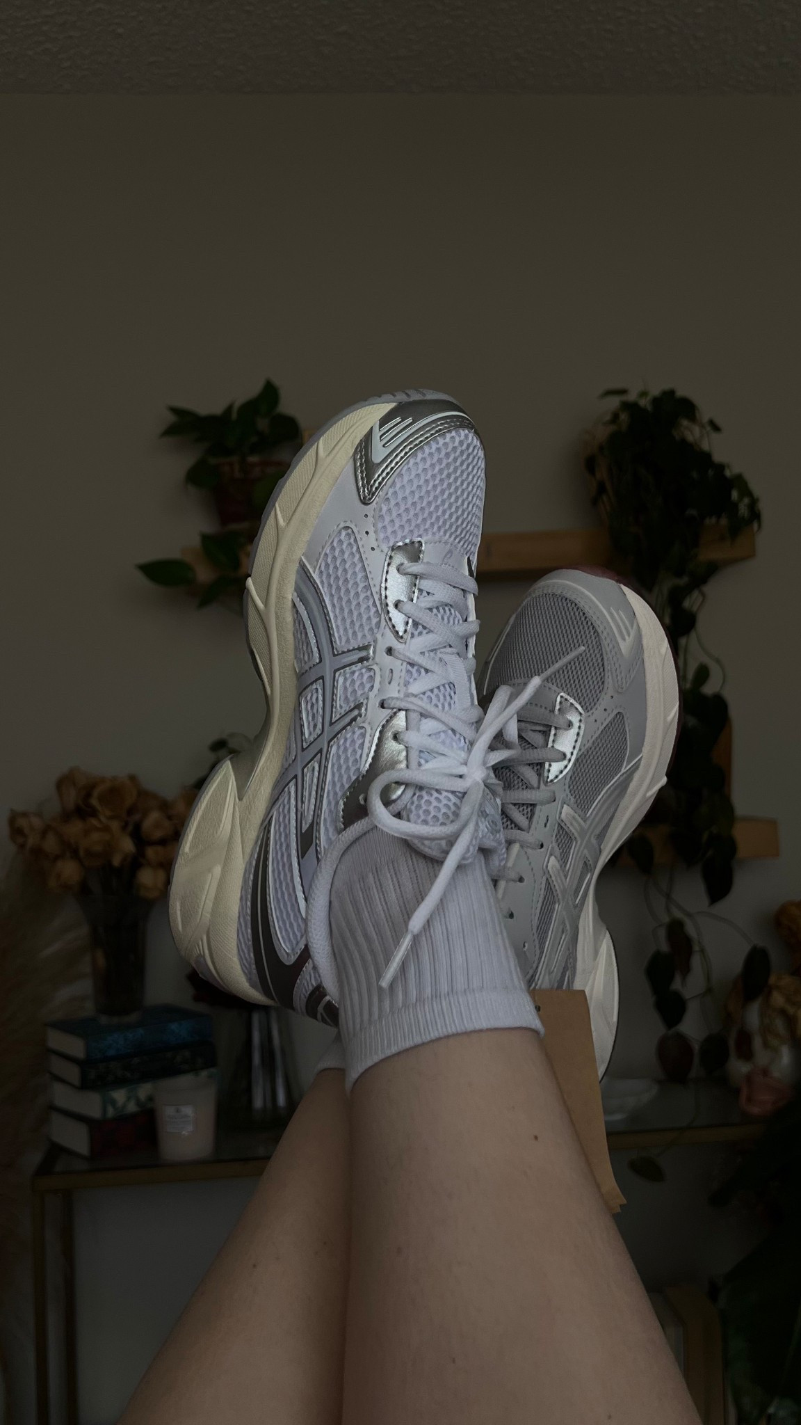 IN STOCK: ASICS GEL-1130 Sneaker in white/blue fade!

I sized up a 1/2 size!

$100!