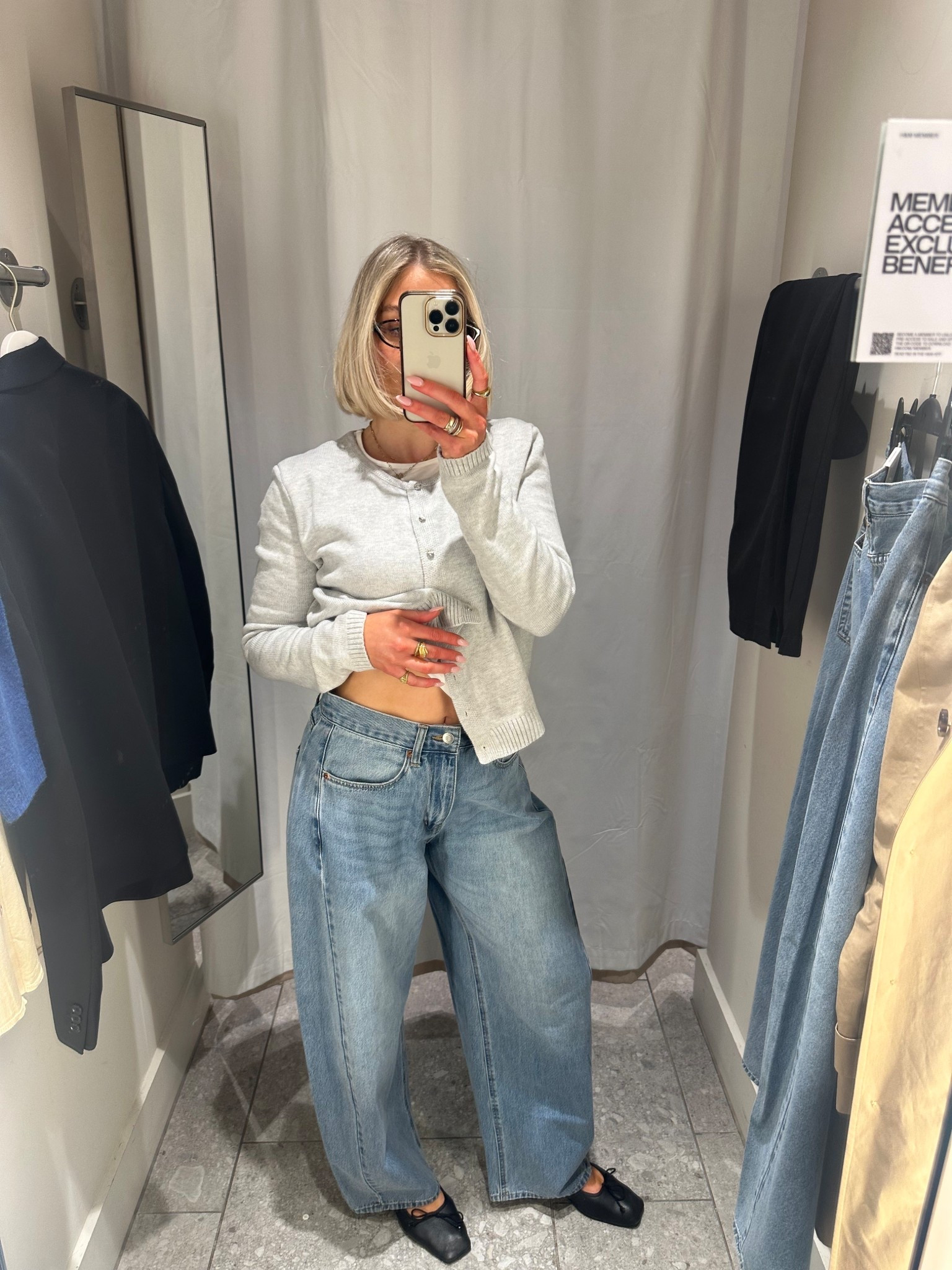 Very good barrel leg jeans 
Levi’s wash 
Soft denim 
Spring outfits 
Grey cardigan
Spring knitwear 
Black ballet pumps 

#LTKjeans #LTKspring #LTKstyletip