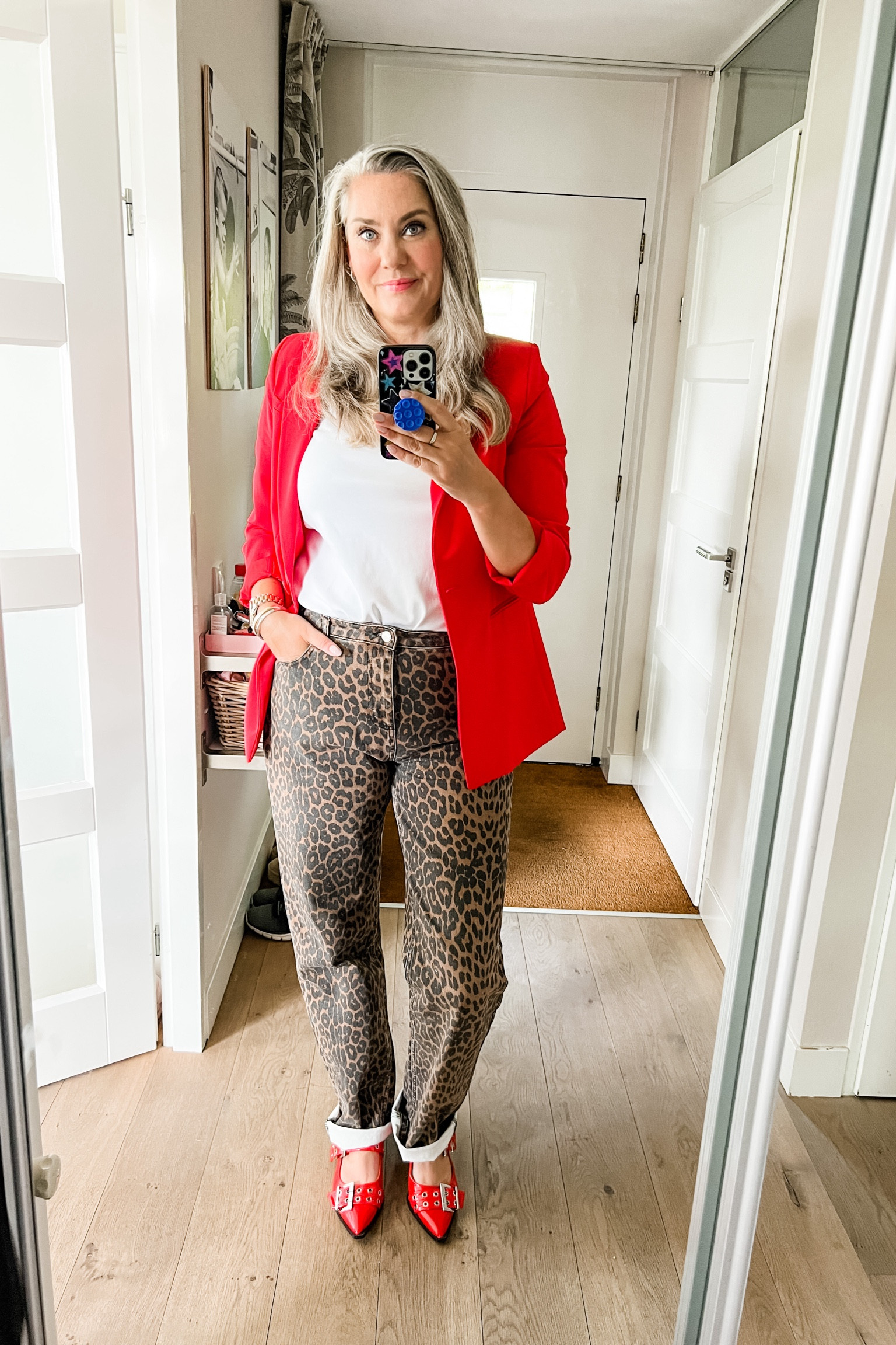 Ootd - Tuesday. Best basic white t-shirt under a red blazer paired with leopard jeans (most wanted, xl/36”). Red slingback buckle shoes. 



#LTKeurope #LTKstyletip #LTKxUNIQLO