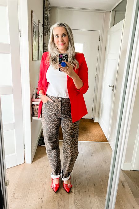 Ootd - Tuesday. Best basic white t-shirt under a red blazer paired with leopard jeans (most wanted, xl/36”). Red slingback buckle shoes. 



#LTKeurope #LTKstyletip #LTKxUNIQLO