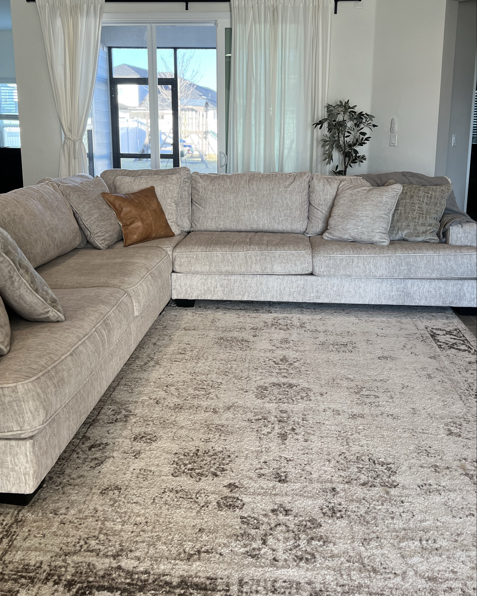 Large area rug - accent rug - neutral rug 

#LTKFamily #LTKSeasonal #LTKHome