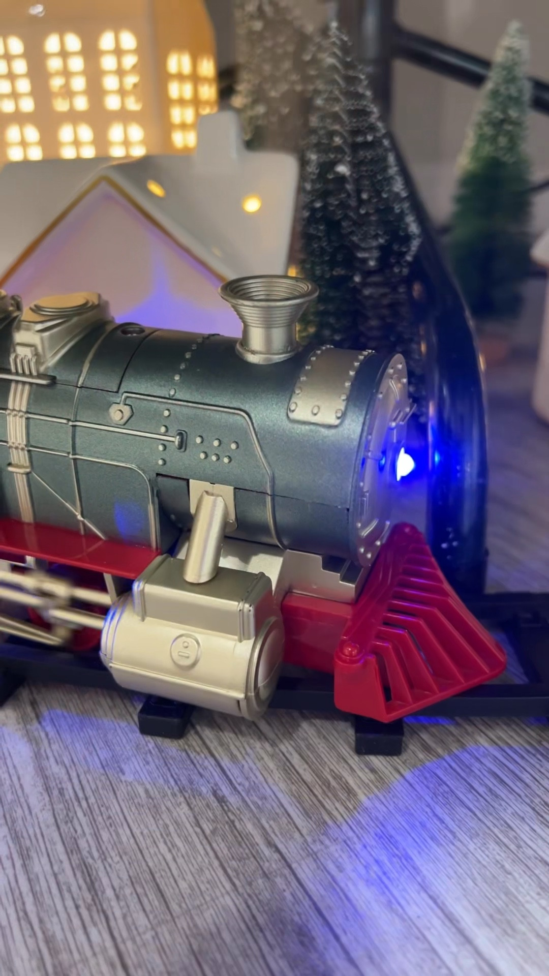 🚂 It’s the little details that make the magic: lights, smoke, music, and a train telling stories under the tree. ❤️🚂🎄
🔗 Comment TRAIN and I’ll send you the link!

#christmastrain #christmastren #trenavideño #expressopolar #amazonhome#l #amazonfinds

#LTKGiftGuide #LTKHoliday #LTKCyberWeek