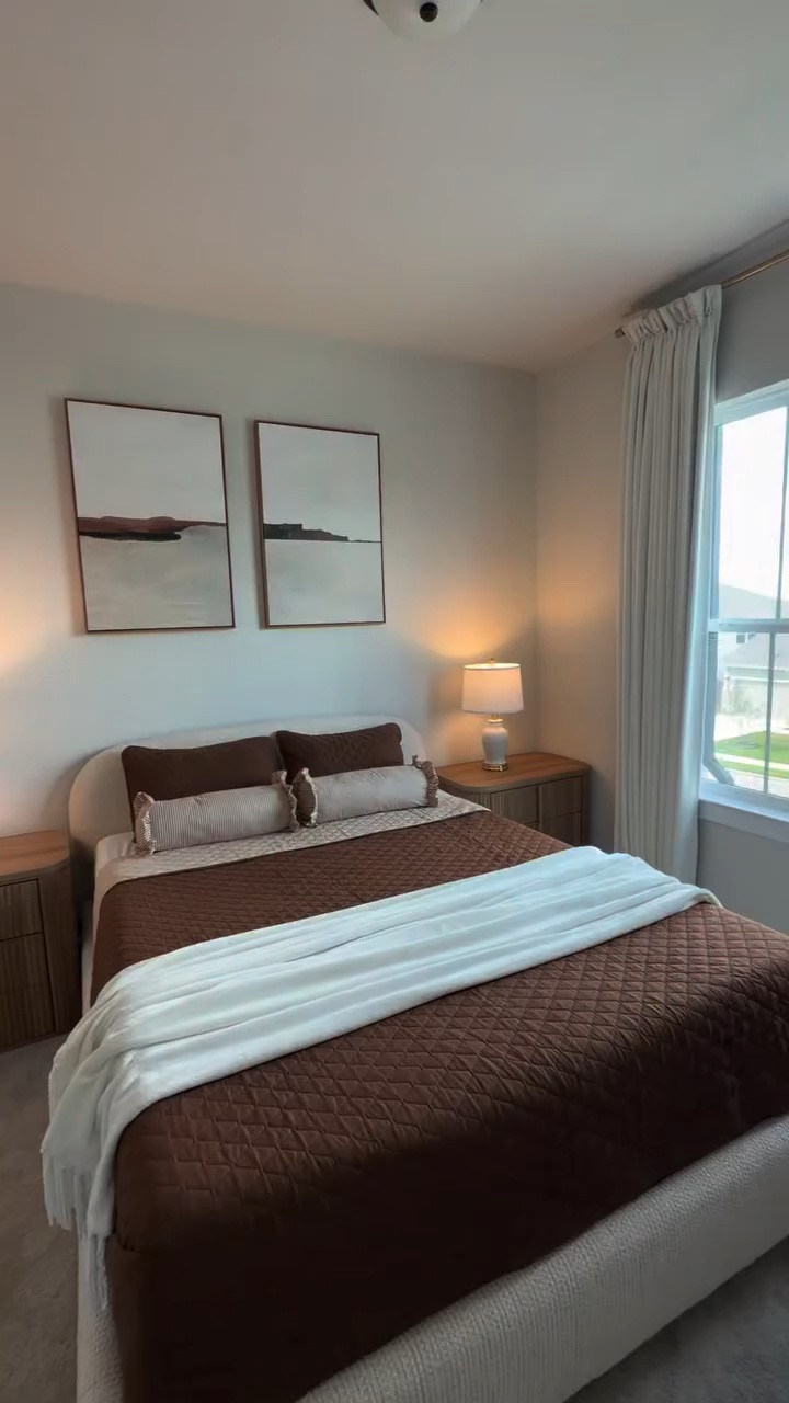 Si estás buscando una cama linda, pero además súper funcional, esta te va a encantar. 🤍

Su tela de chenille es preciosa y lo mejor de todo es el espacio de almacenamiento que tiene debajo. Perfecto para guardar mantas, cojines, edredones, ropa de temporada y mantener todo mucho más organizado.

Definitivamente, belleza + funcionalidad en una sola pieza. ✨

Comenta la palabra ROOM y con gusto te envío todos los detalles.

#bedroomdécor #HomeDecor #home #storage