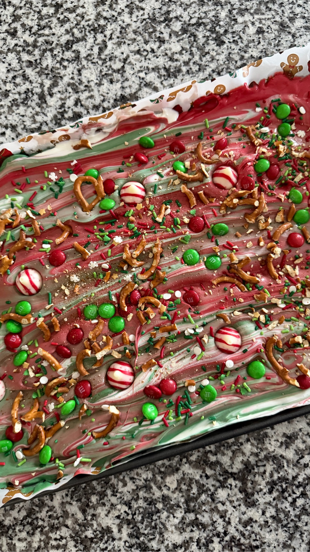 Christmas chocolate bark 🎅🏻🍫 so yummy and easy to make! #asmr #christmastok #sweettreats #desserttiktok #aesthetic