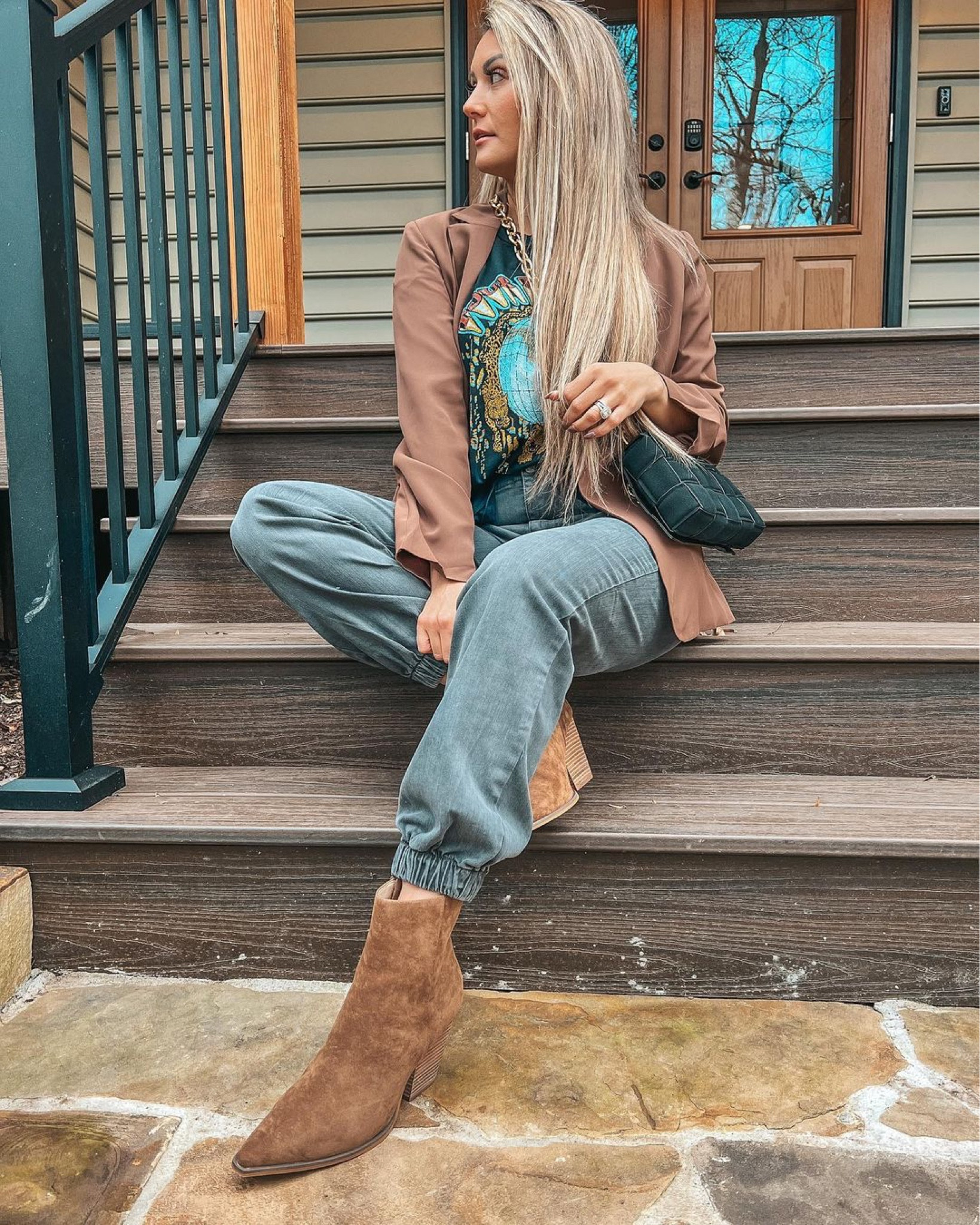 Graphic tee outfit - winter boots - brown boots - amazon must haves #competition 


#LTKitbag #LTKshoecrush #LTKFind