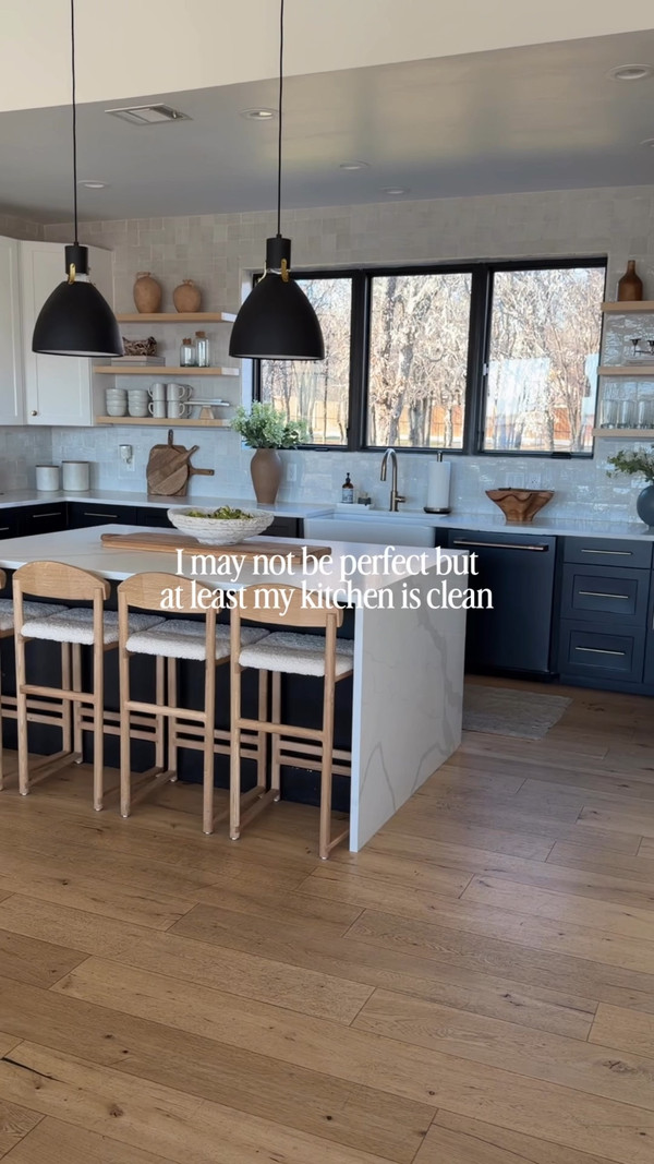 Refreshing our modern kitchen for spring with simple seasonal touches and light…