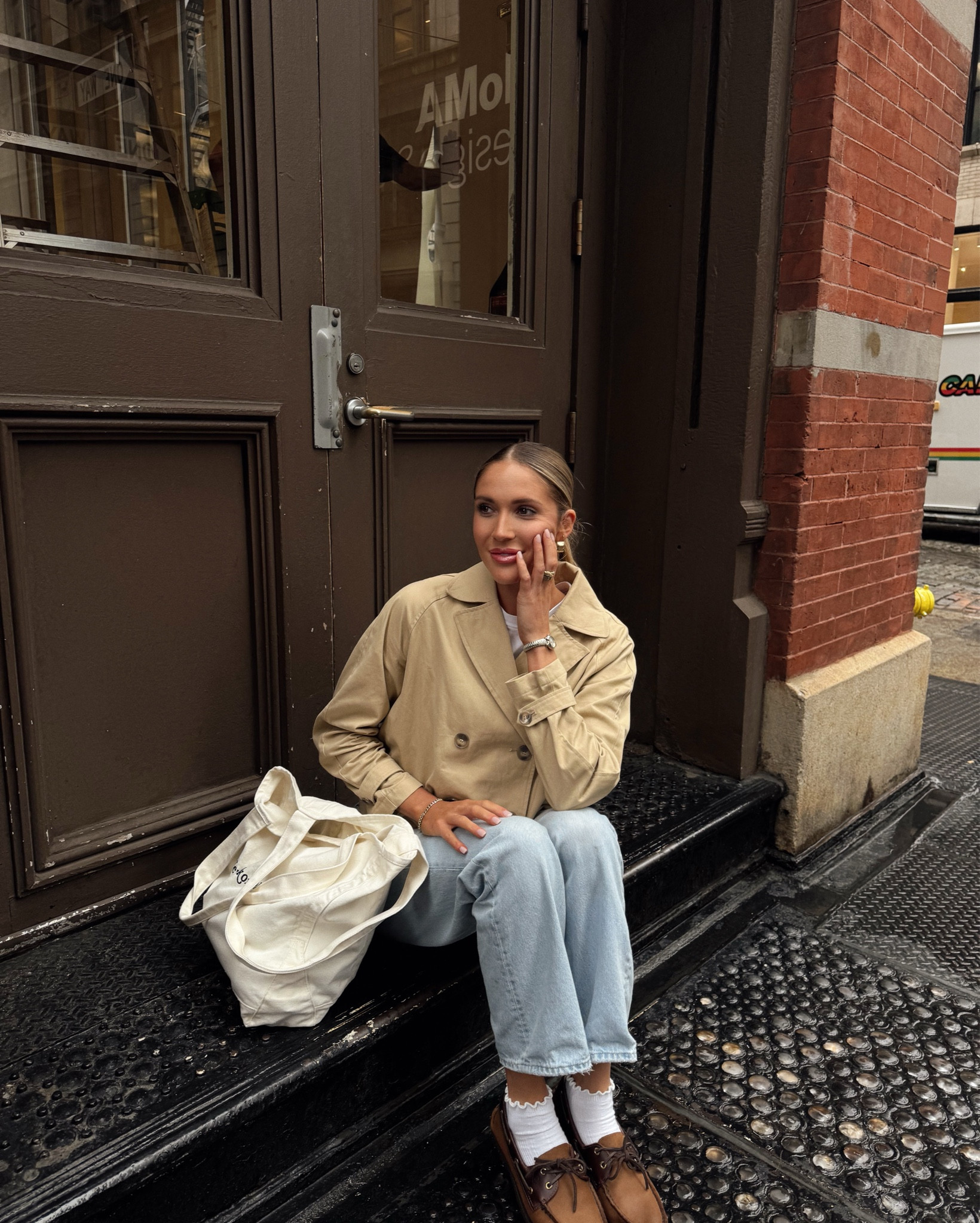 rainy day in the city ! 


trench coat , boat shoes , Levi’s , rainy day fit , nyc 