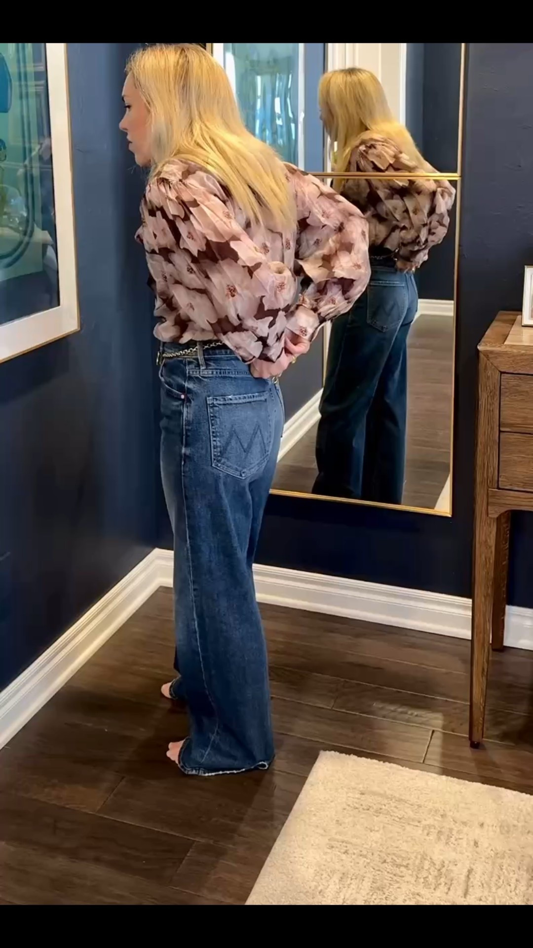 This floral top is so cute and a little cropped BUT perfect for tucking in.


Mother jeans 
Fall outfit 
Chloe belt 

#LTKItBag #LTKStyleTip 

#LTKFindsUnder100 #LTKSaleAlert #LTKootd #LTKSeasonal