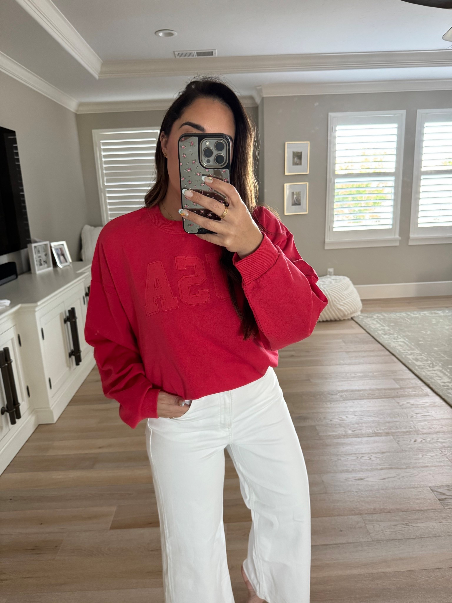 I can’t explain it, but this sweatshirt has the perfect fit! SO FLATTERING 🇺🇸 

#LTKFindsUnder50 #LTKSeasonal #LTKStyleTip