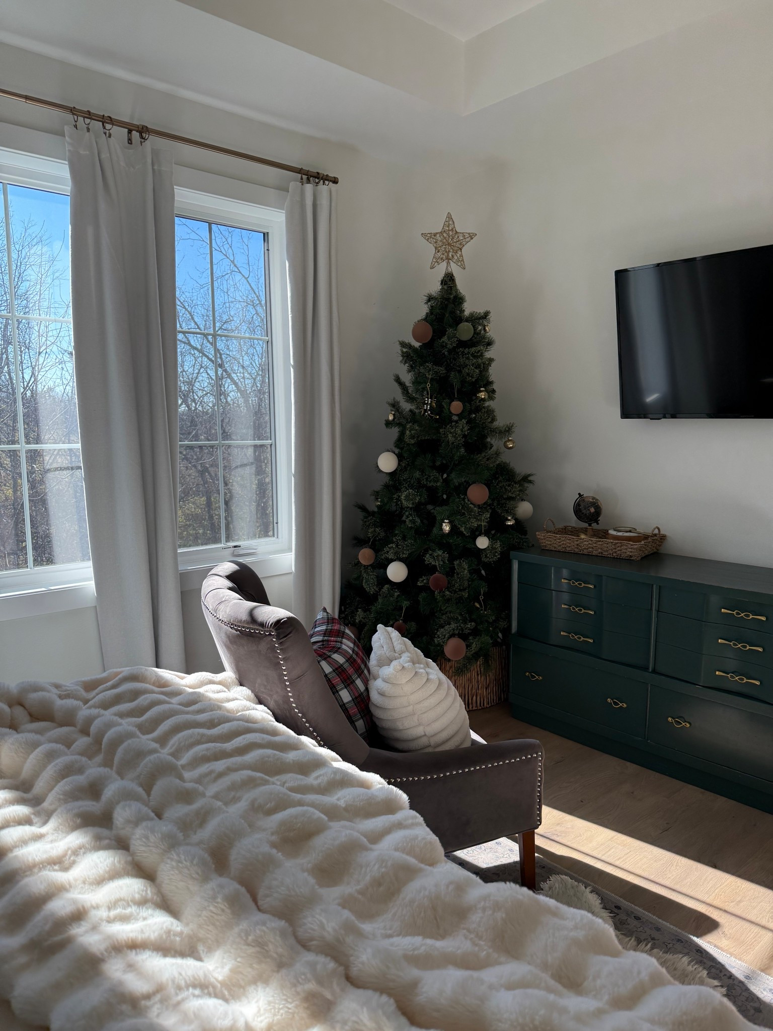 Cozy winter bedroom vibes! Faux fur throw blanket, plaid flannel pillow cover! 

#LTKHome #LTKHoliday
