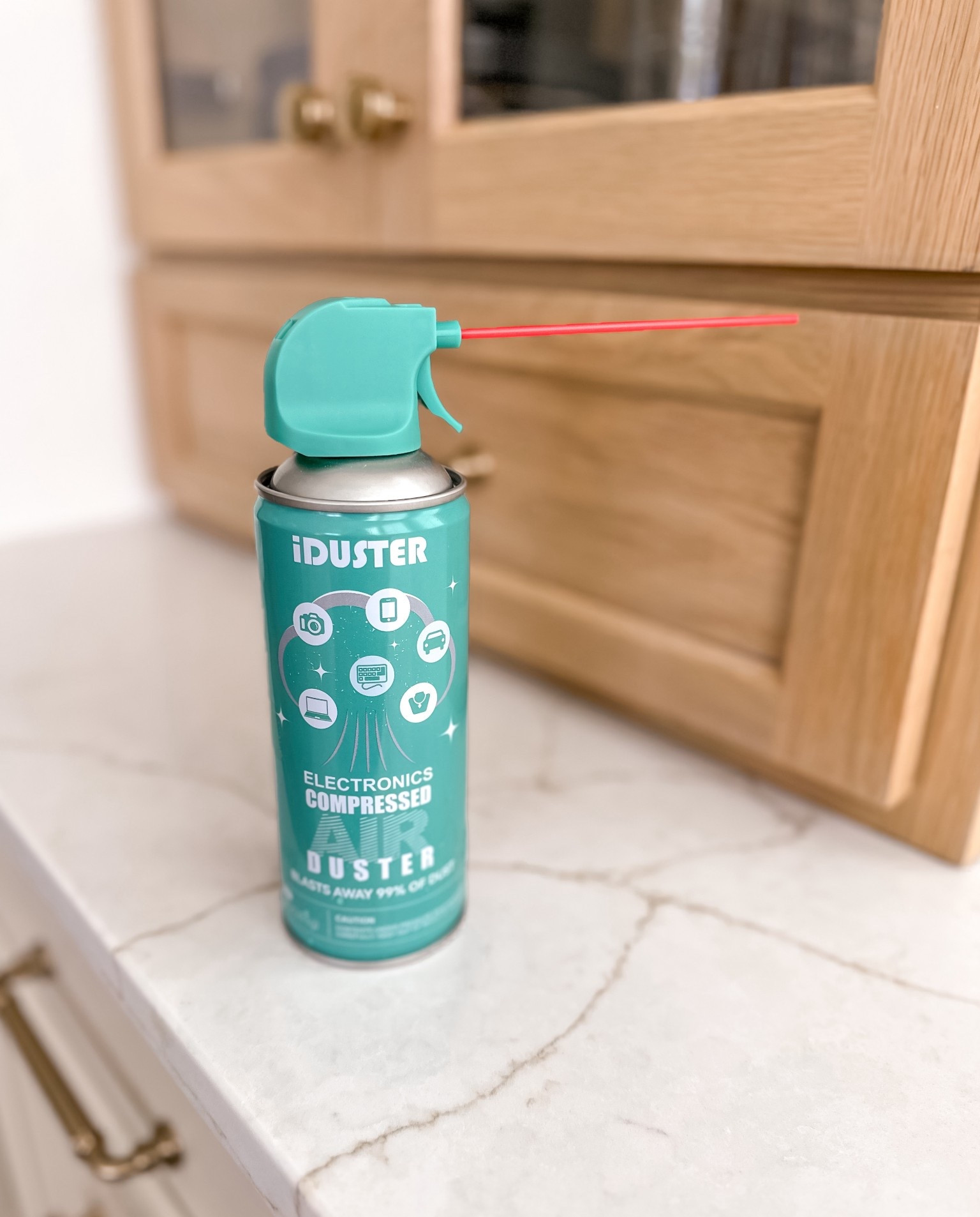 The cabinet hack you want in your kitchen. Grab a set of these iDuster sprays and clean all your hard to get out food particles on your cabinet fronts and inside the drawers. You’ll thank me 🙌🏼 The easiest + quickest way to clean those cabinet ledges! 