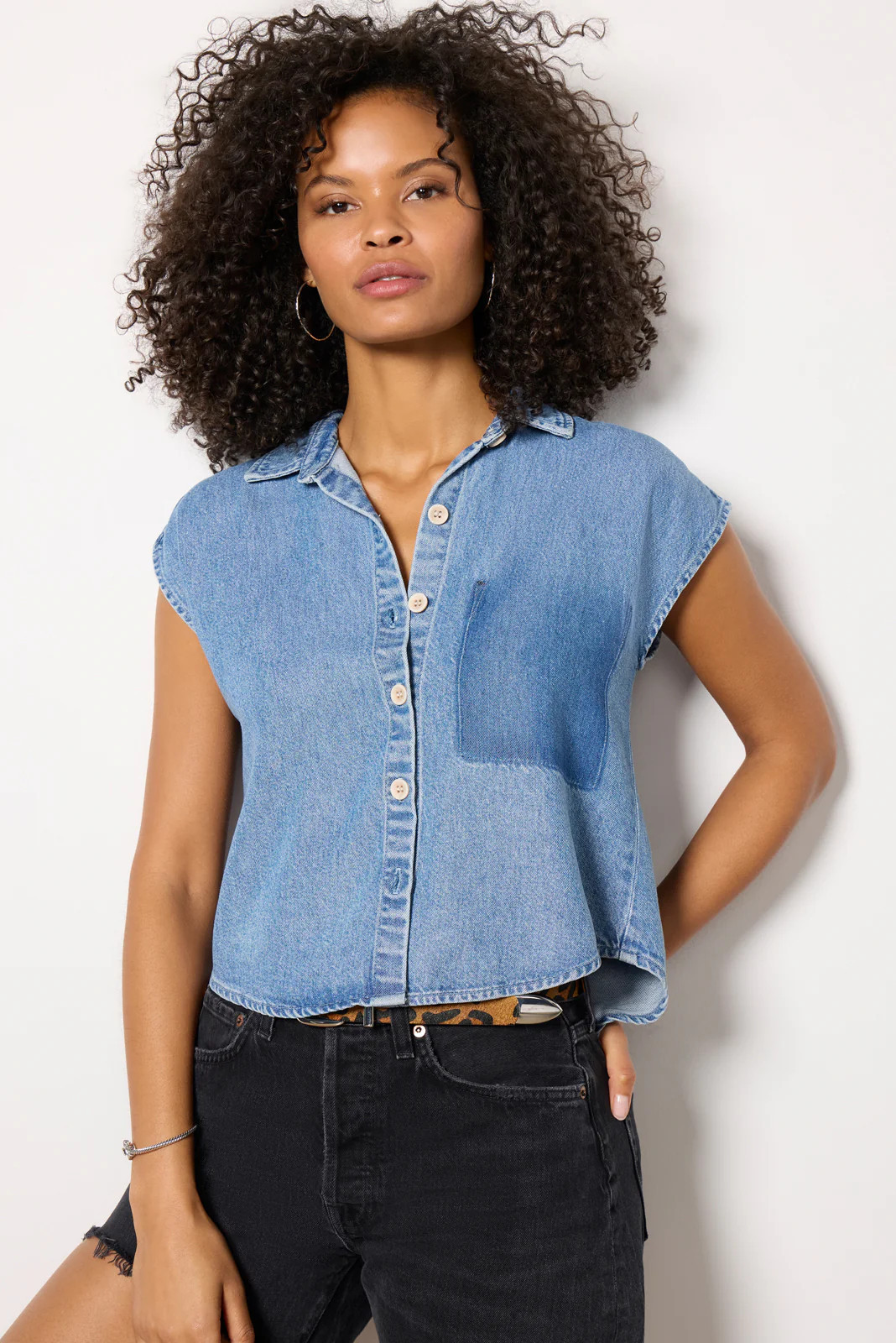CLOTH AND STONE Women's Reworked Denim Short Sleeve Shirt, Size Large, Blue | Evereve