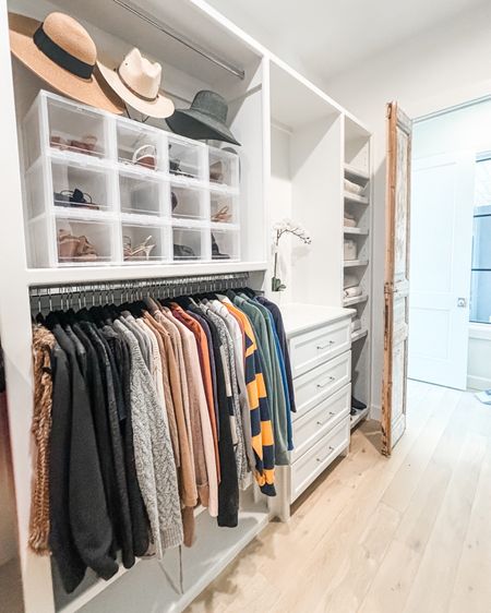 Starting your day by walking into an organized and tidy closet is one of life's greatest pleasures. 🤗