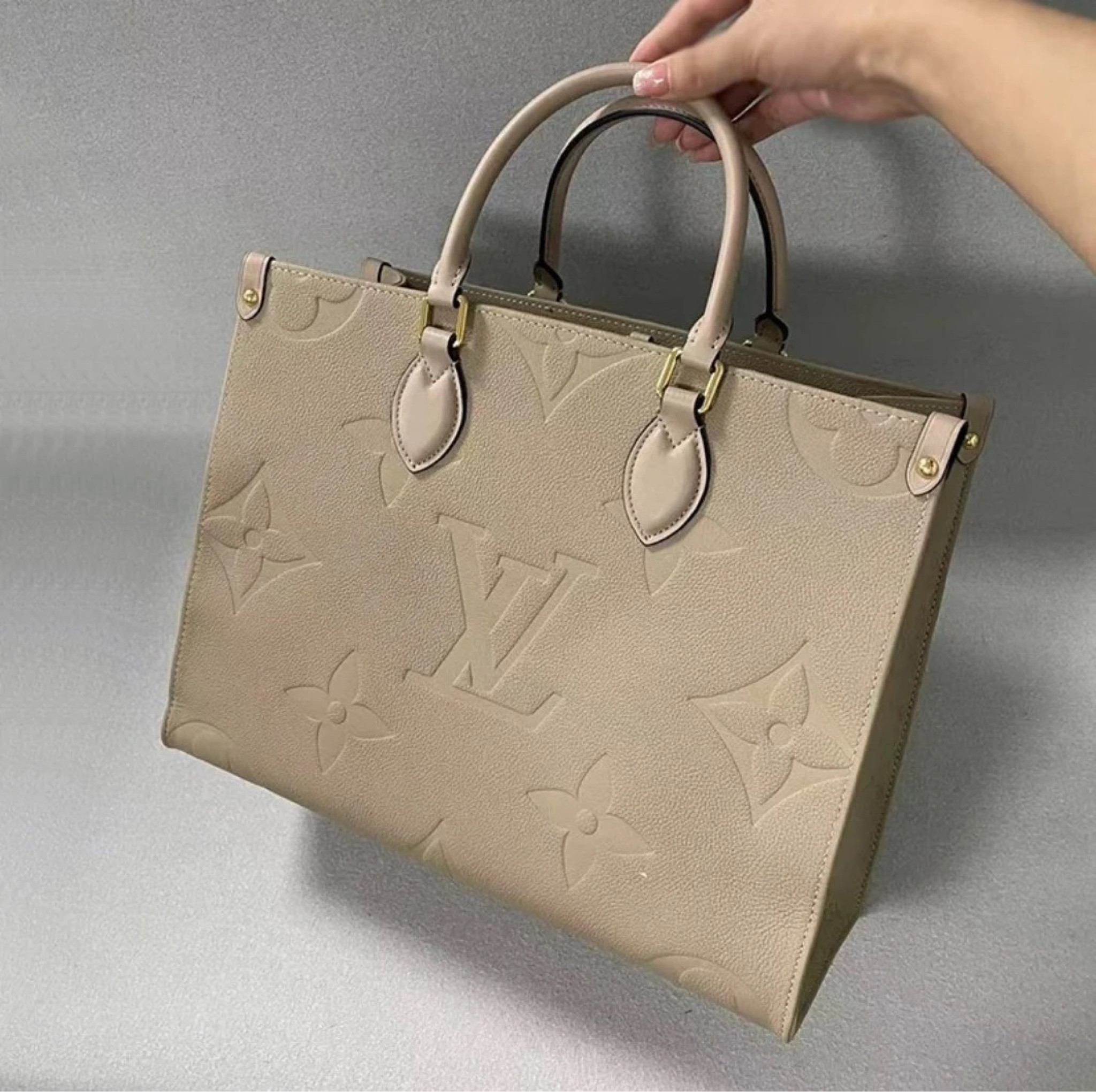 On the go 

#LTKCyberWeek #LTKGiftGuide #LTKitbag