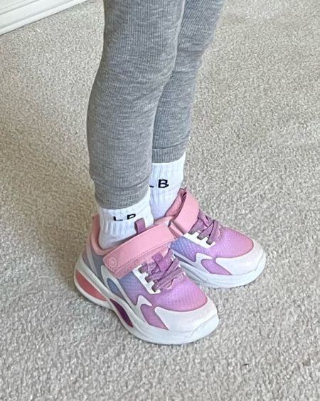 Cutes light up sneaks on sale! Tts 8 for taya she loves because she can pit them on herself!