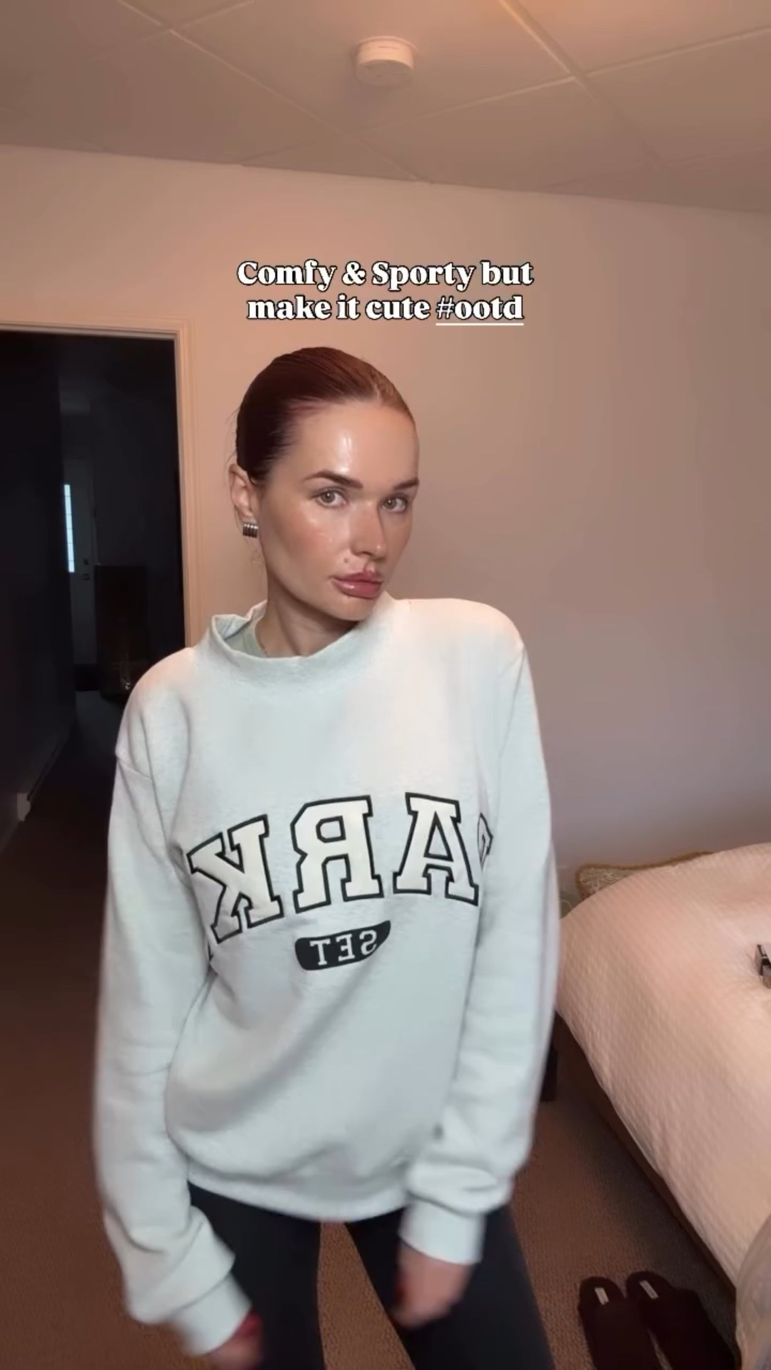 Another #ootd but make it sporty, comfy and cute! New mock neck sweater by @parke and @setactive ♥️ leggings are align by @lululemon socks and slippers by @csb and earrings by @neimarow #allthingsbeautywithtara #outfitoftheday #outfitinspiration #activewear #explorepage