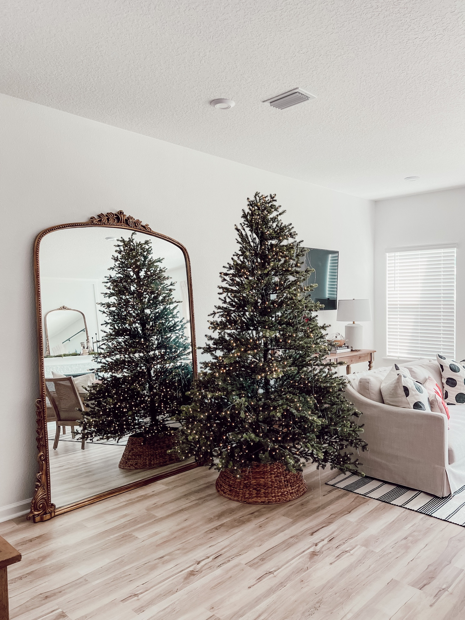 My favorite faux tree 🌲 #christmas #christmastree #fauxtree

#LTKHoliday #LTKSeasonal #LTKhome