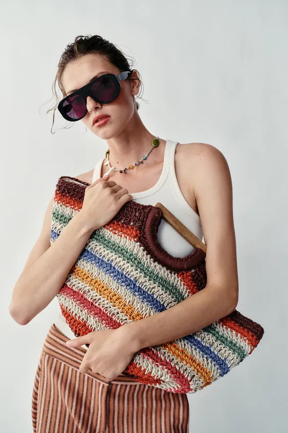 Basket bag with main fabric made of 100% jute. Wooden handles. Contrast fabric interior lining. | Zara US