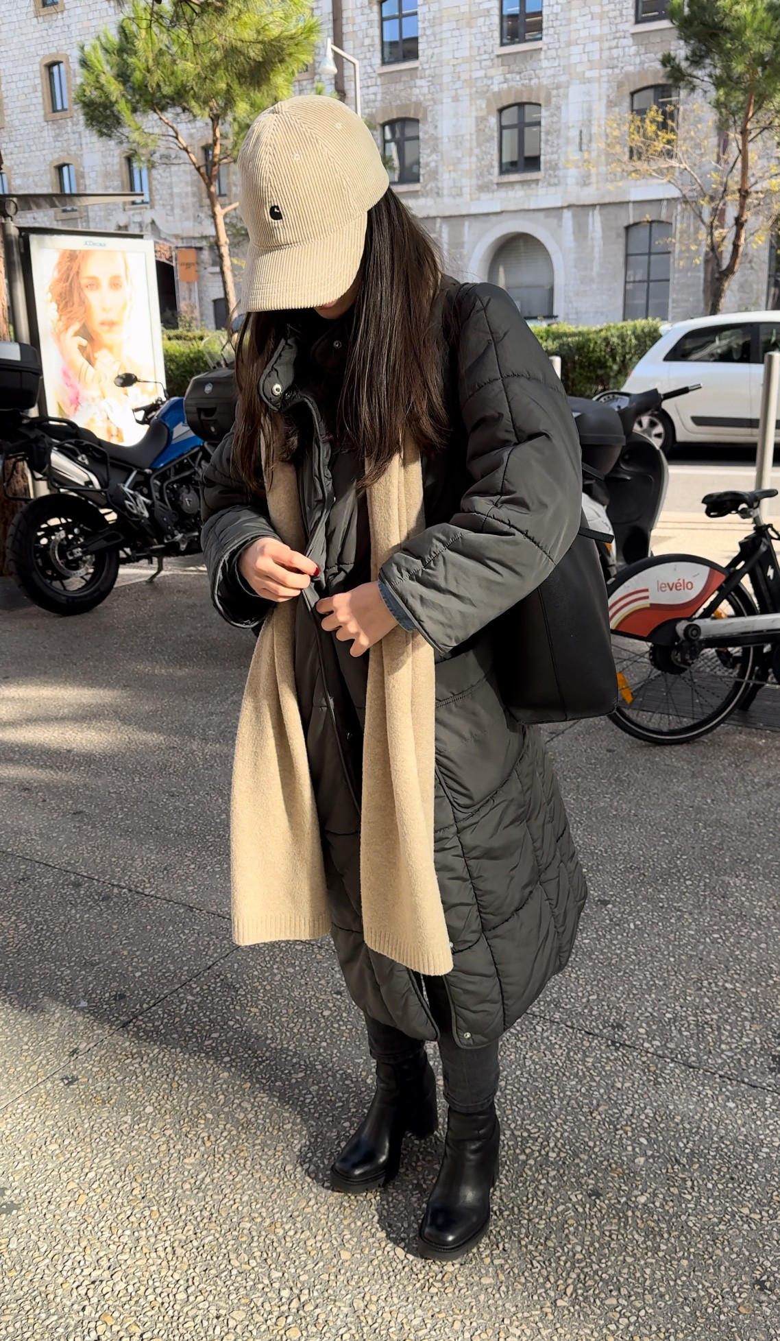 Streetstyle : porter la doudoune longue kaki Uniqlo de façon casual et tendance. J’adore le fait d’assortir casquette et écharpe ! 

#LTKGift 

#LTKover40 #LTKstyletip