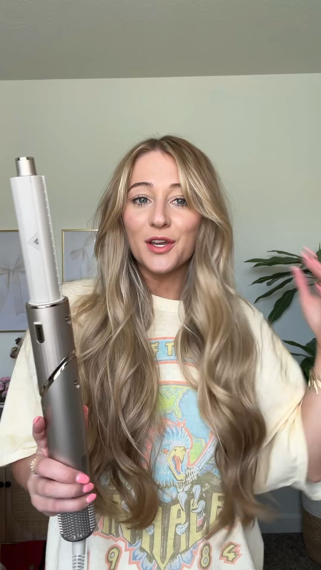 Starting from the top instead of the ends of my hair gives me more curl and volume at the top 🤍 

#sharkblowout #sharkairwrap #blowoututorial 