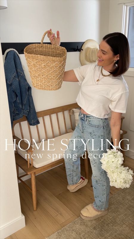 HOME \ new spring decor + how I style them in different spaces🙋🏻‍♀️ Here’s what I’m sharing today👇🏻
+ flower basket
+ faux hydrangeas 
+ scalloped wood tray
+ bitters jars
+ faux olive branch wreath
+ canvas art
+ ruffle ceramic tray
+ glass soap bottles 

Entry
Bar
Kitchen
Living Room 

#LTKhome #LTKVideo #LTKSeasonal