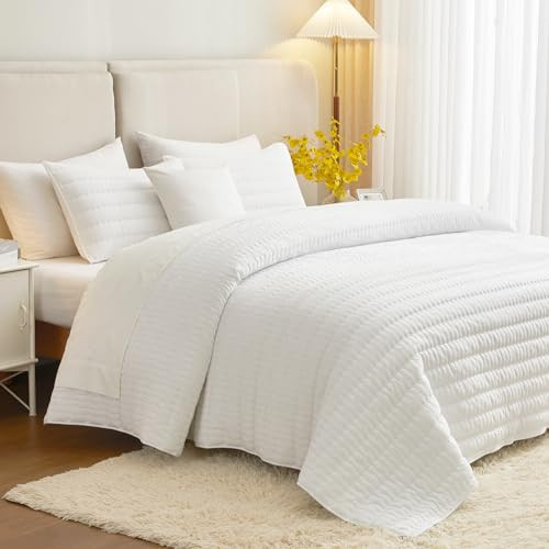 HiSnug White King Size Quilt Bedding Set, Reversible Lightweight Bed Spreads Oversized King Quilted Bedspread for All Seasons, Soft Washable, 3 Pieces, 1 Quilt (108x96 in) & 2 Pillow Shams (20x36 in) | Amazon (US)