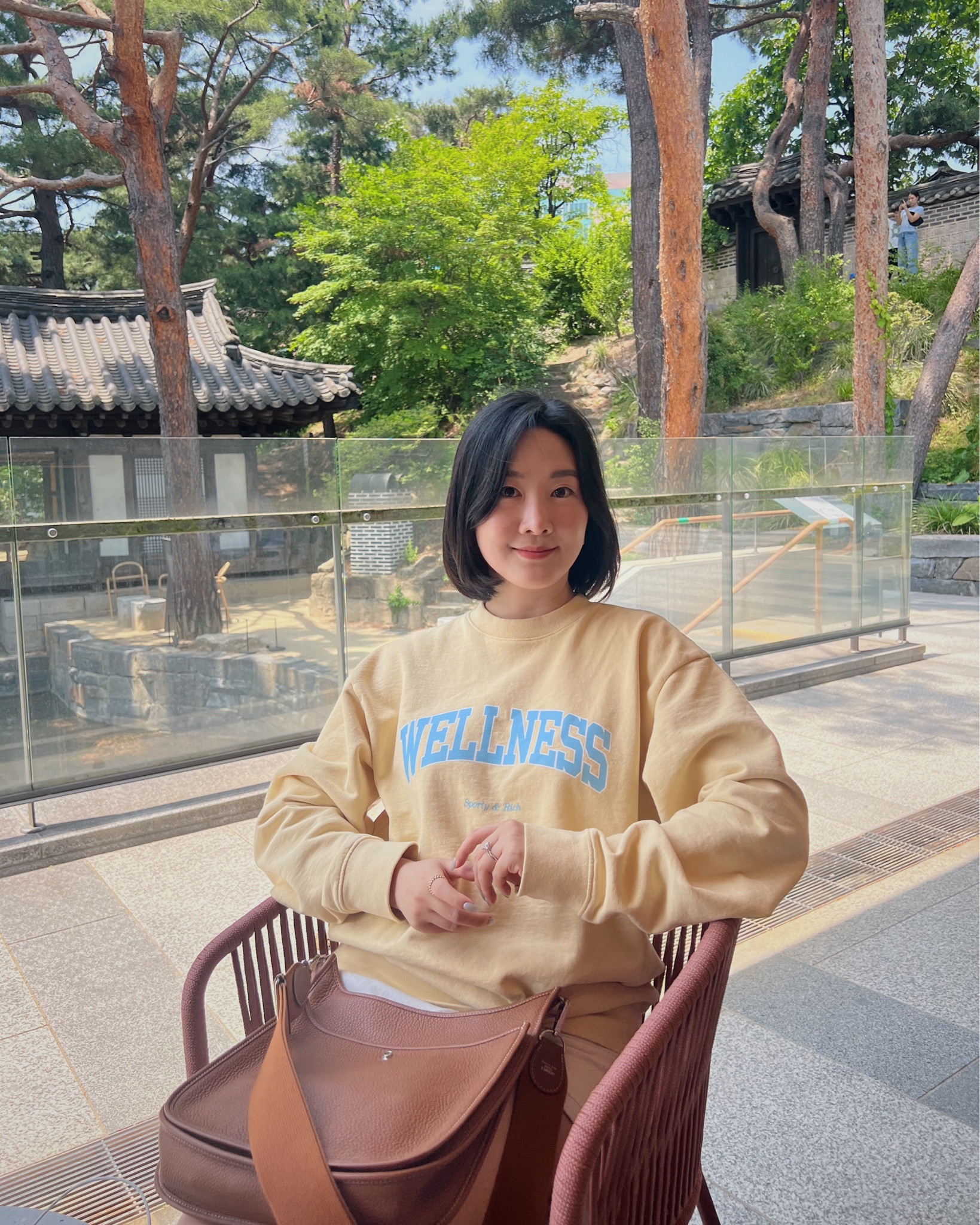 Wellness🍋🩵
오랜만에 티타임. 
서울에도 이런 곳이 있다니! 
주말이나 쉬는 날엔 편하고 색감 예쁜 옷 입는 게 힐링 포인트🤍

더운 날씨에도 입기 좋은 스포티앤리치 스웨트셔츠. 여기 색감이랑 문구 예뻐서 계속 모으고 싶어지더라고요. 티셔츠도 갖고픔.
사이즈는 s착용했는데 오버사이즈핏으로 넉넉하게 맞아요. 참고해서 주문해보세요!

Tea time in #Seoul

#OOTD
Sporty&rich sweatshirts
Hermes evelyne 29 bag
On running cloudtilt sneakers
#korean #korea #kfashion


#LTKkorea #LTKstyletip #LTKsummer