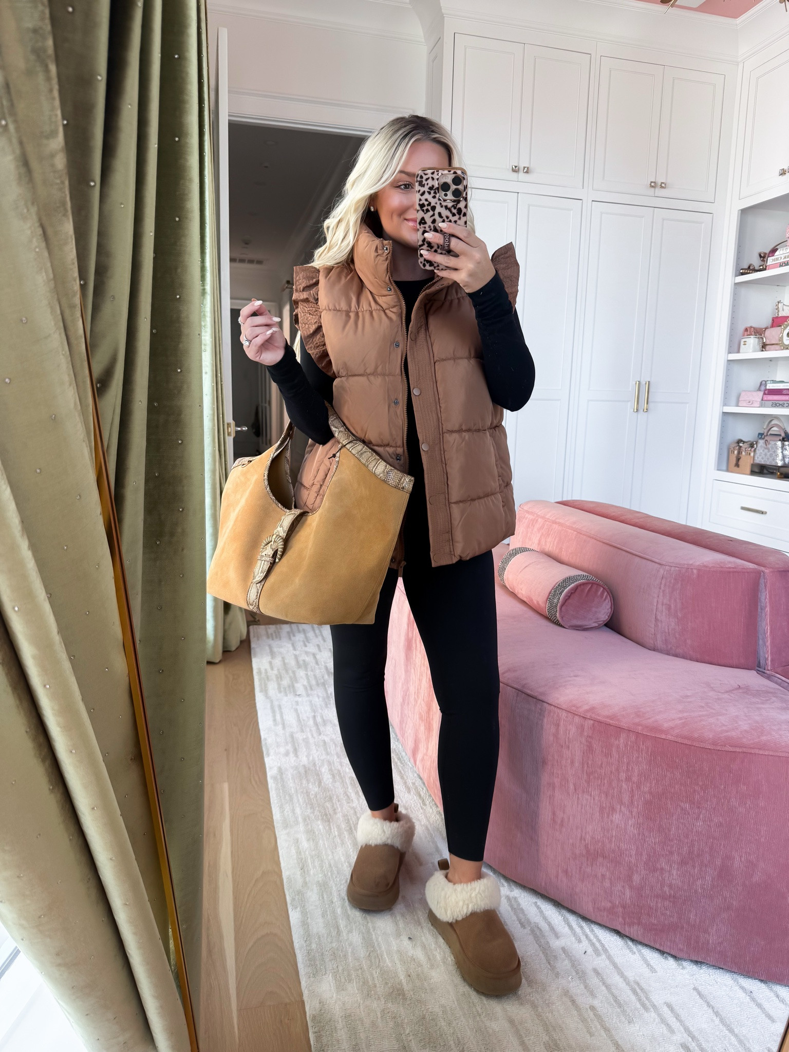 this tote bag is STUNNING! the perfect fall bag @Belk 

 