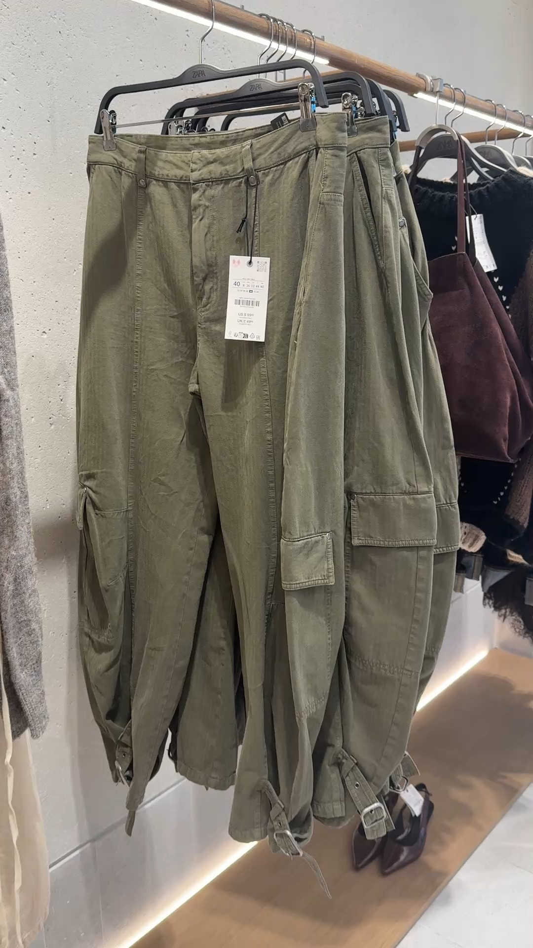 Olive green barrel cargo pants!

#LTKootd