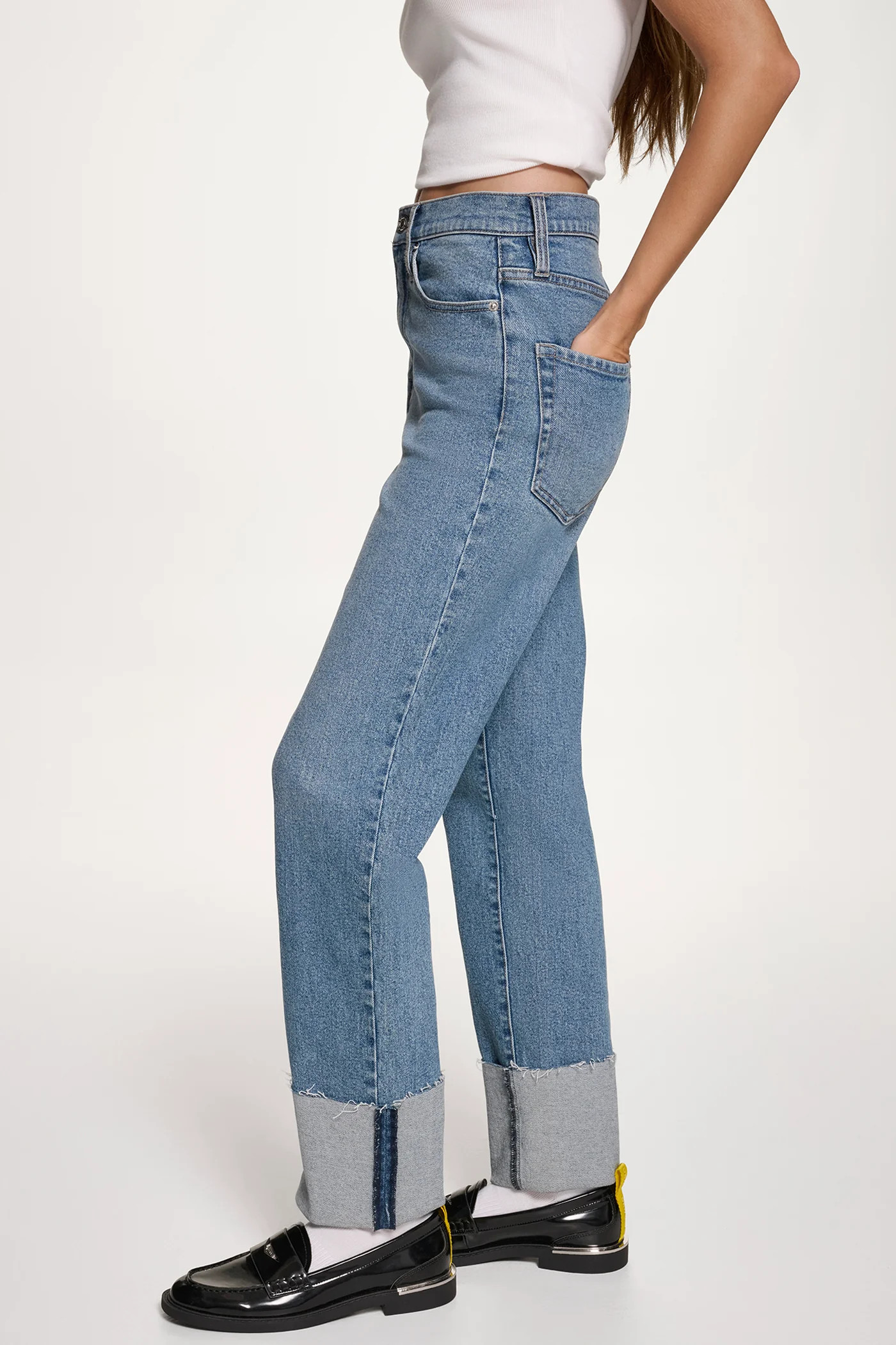 HIGH-RISE RAW-EDGE CUFFED STRAIGHT LEG JEANS | DKNY